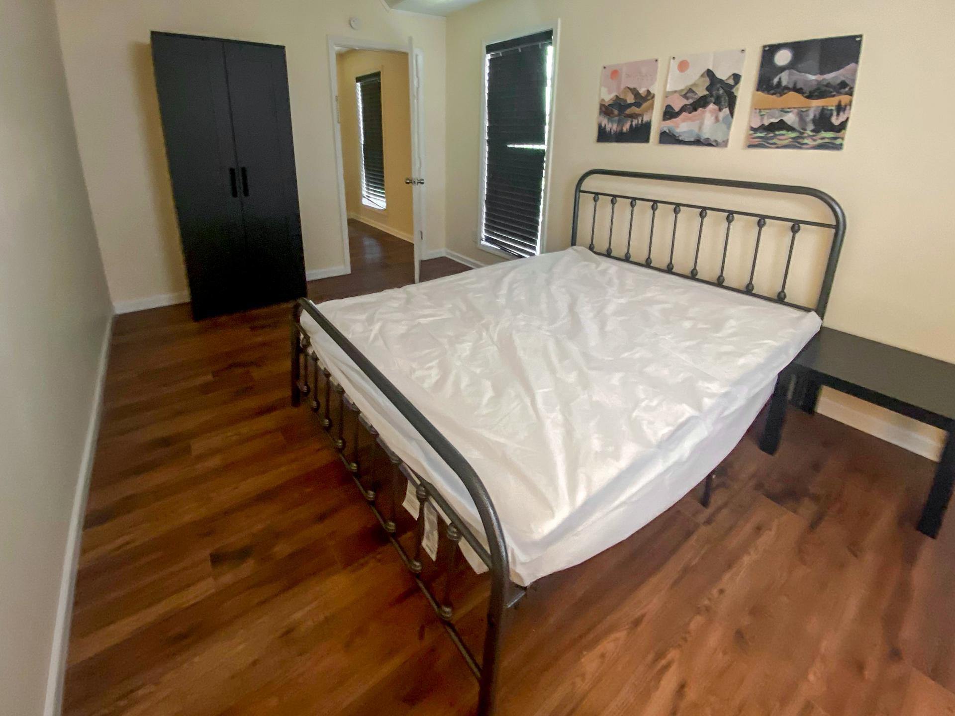 bedroom, detected: hardwood, bed