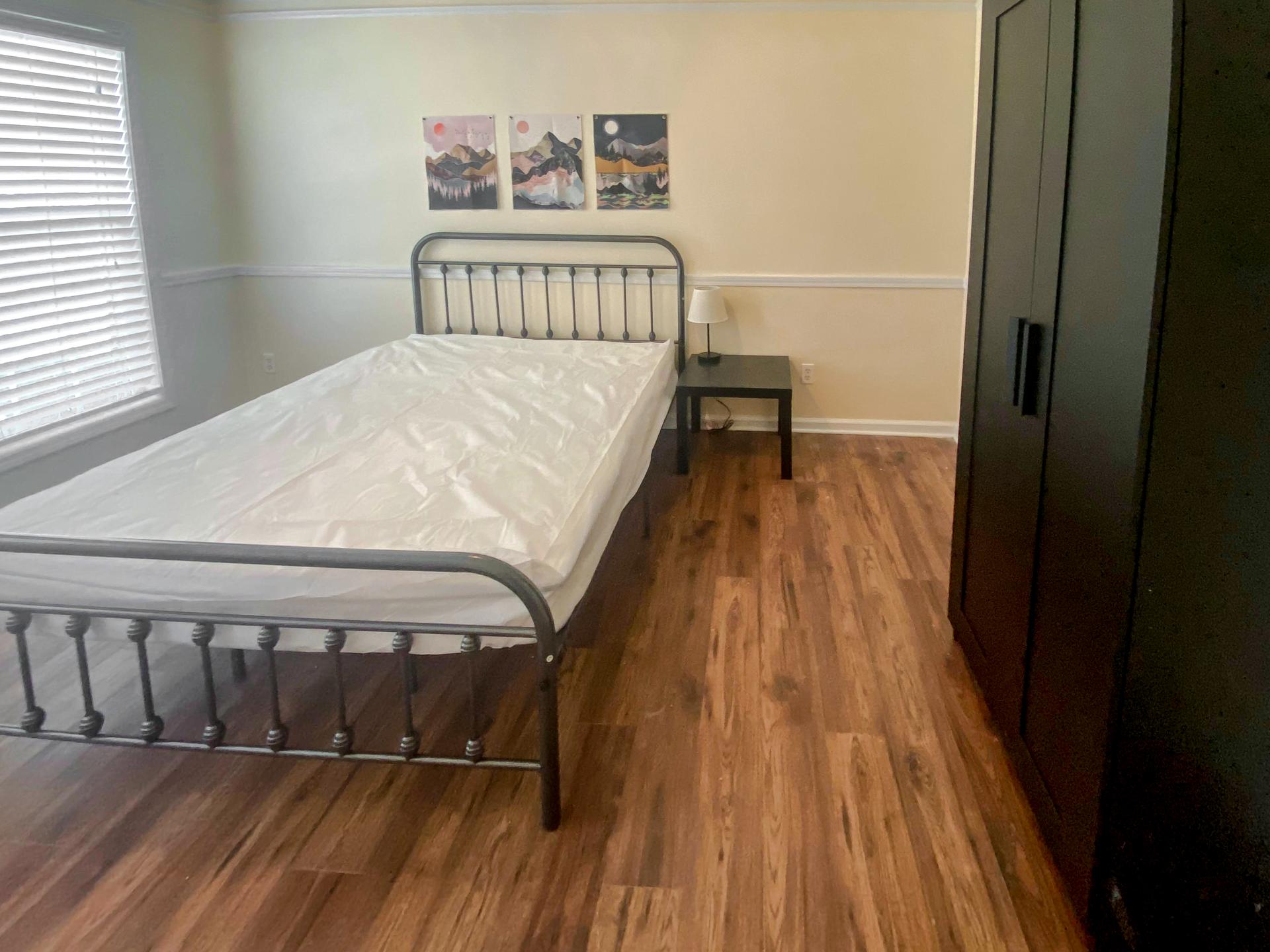 bedroom, detected: hardwood, window blind, bed