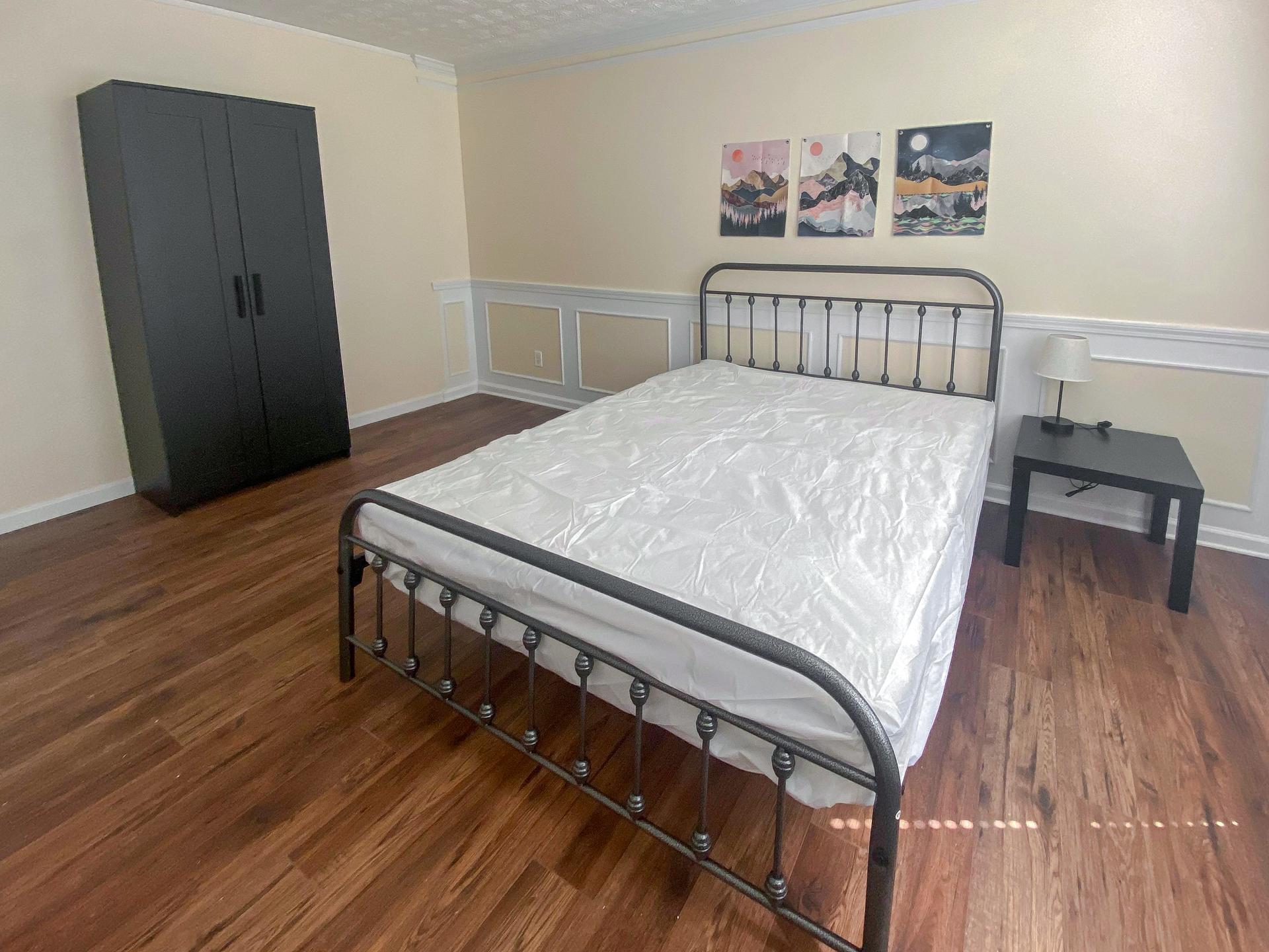 bedroom, detected: hardwood, bed