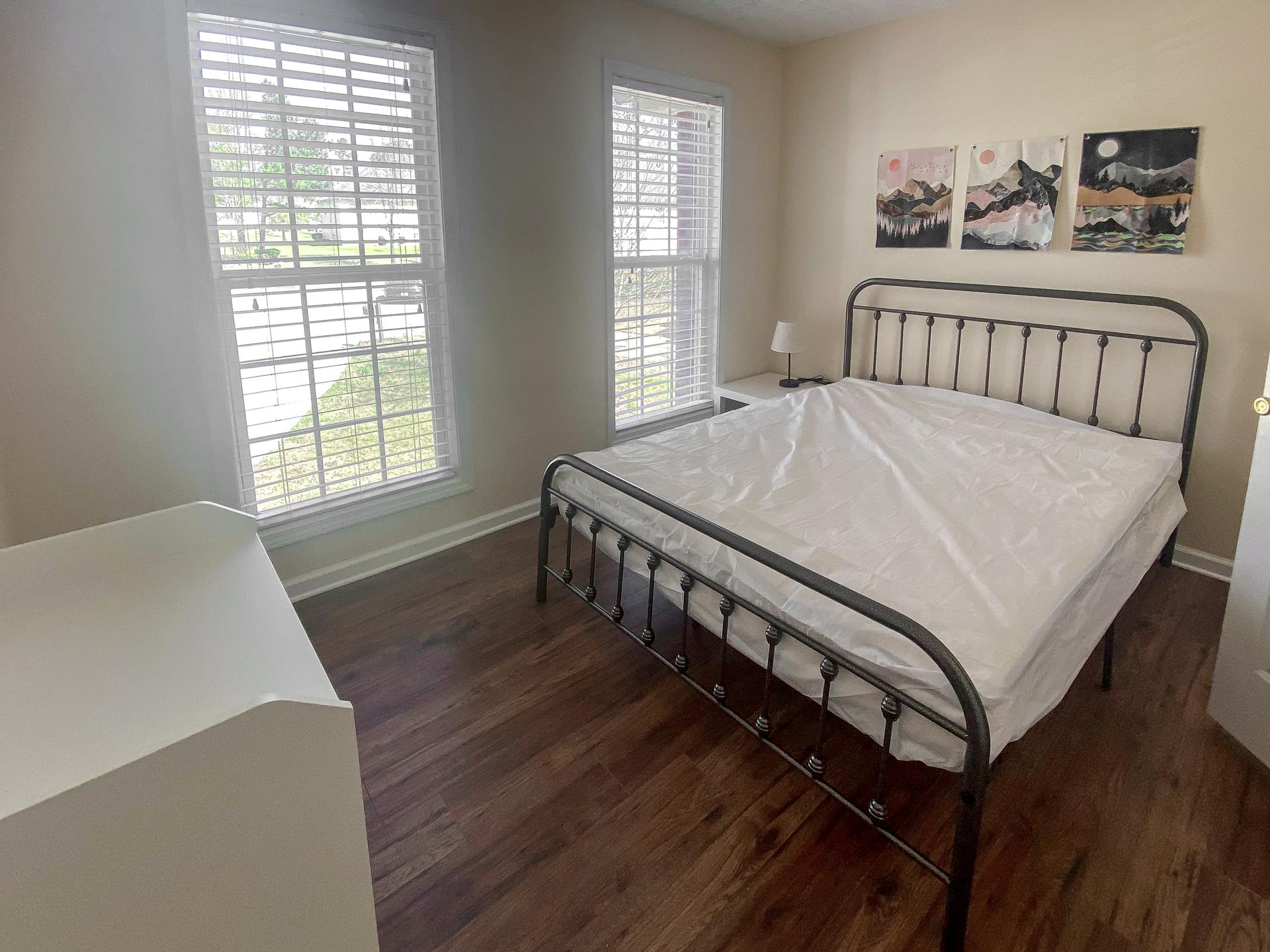 bedroom, detected: hardwood, window blind, bed