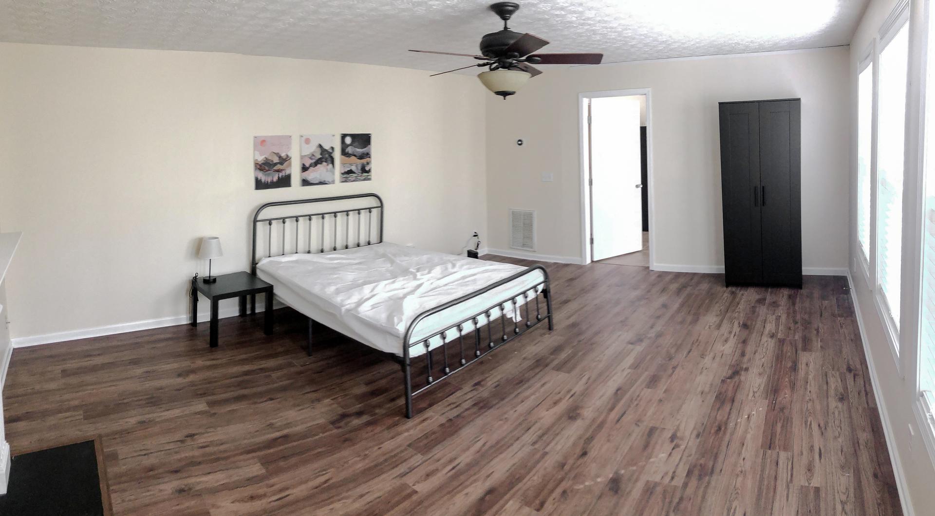 bedroom, detected: ceiling fan, hardwood, window blind, bed