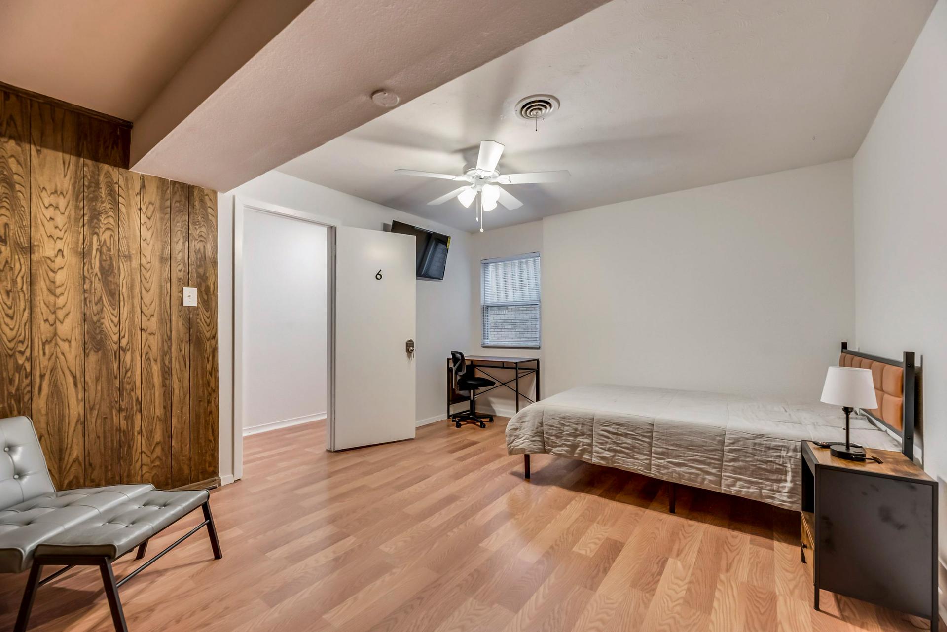 living_room, detected:ceiling fan