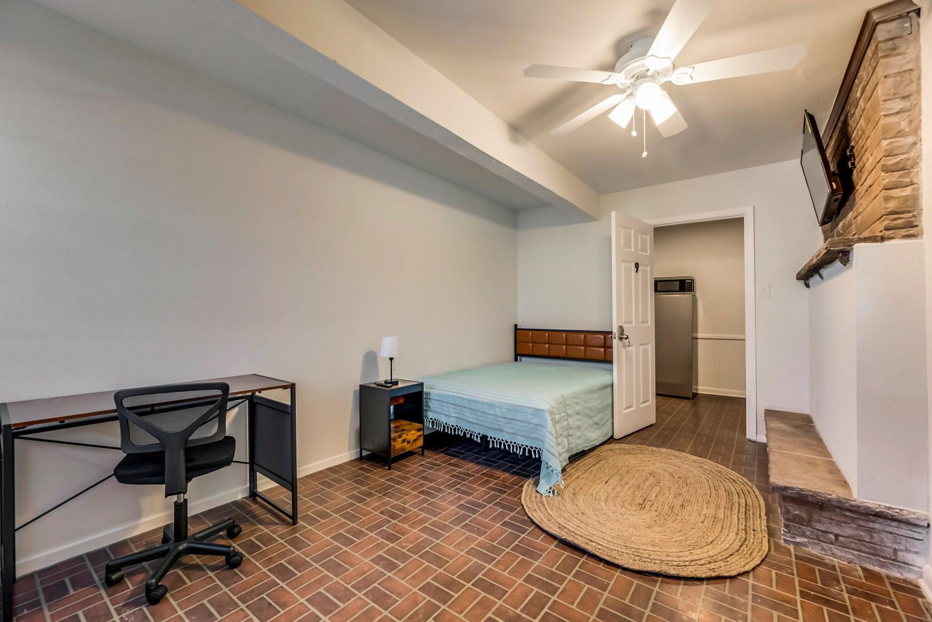 bedroom, detected:ceiling fan, bed