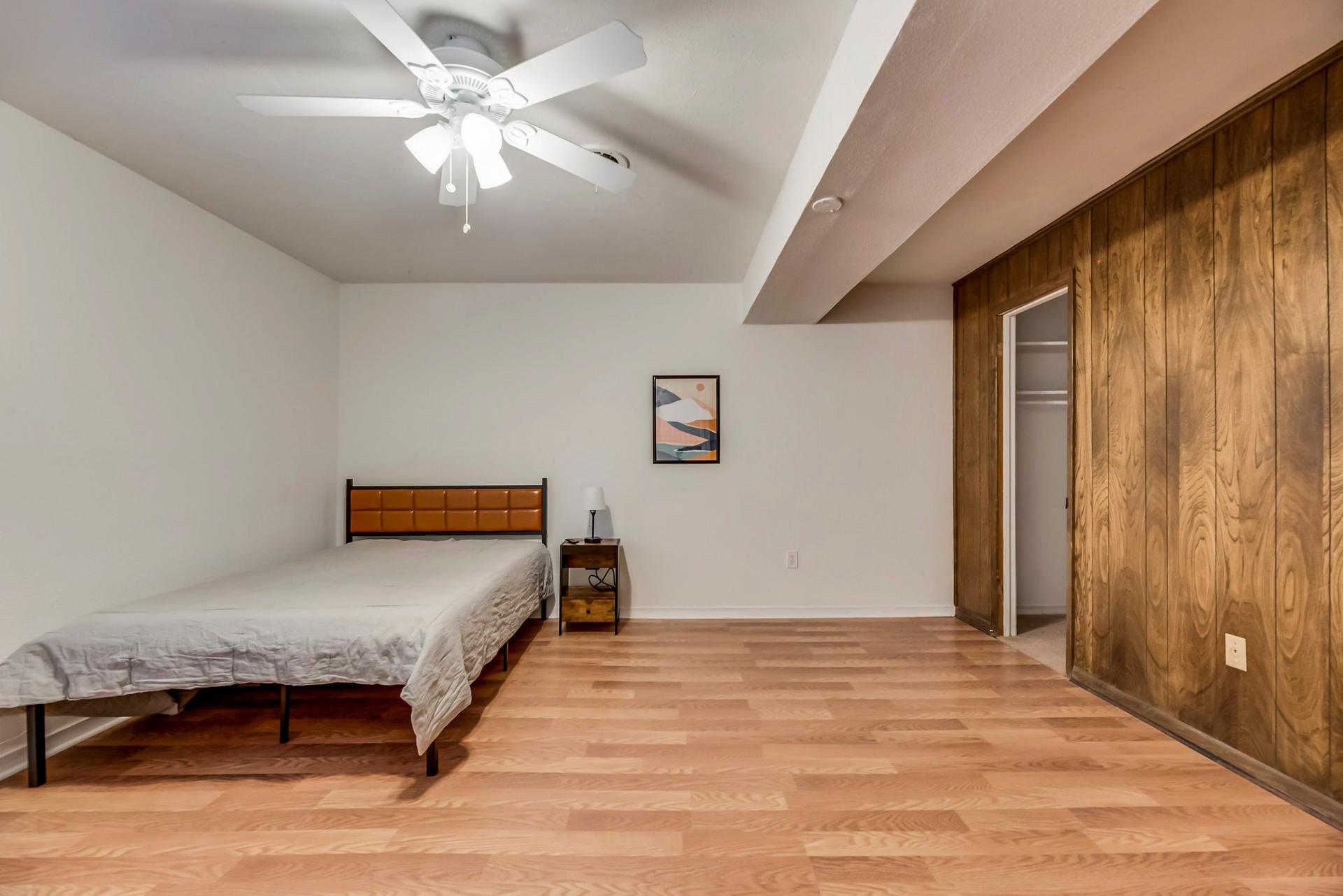 bedroom, detected:ceiling fan, window blind, bed
