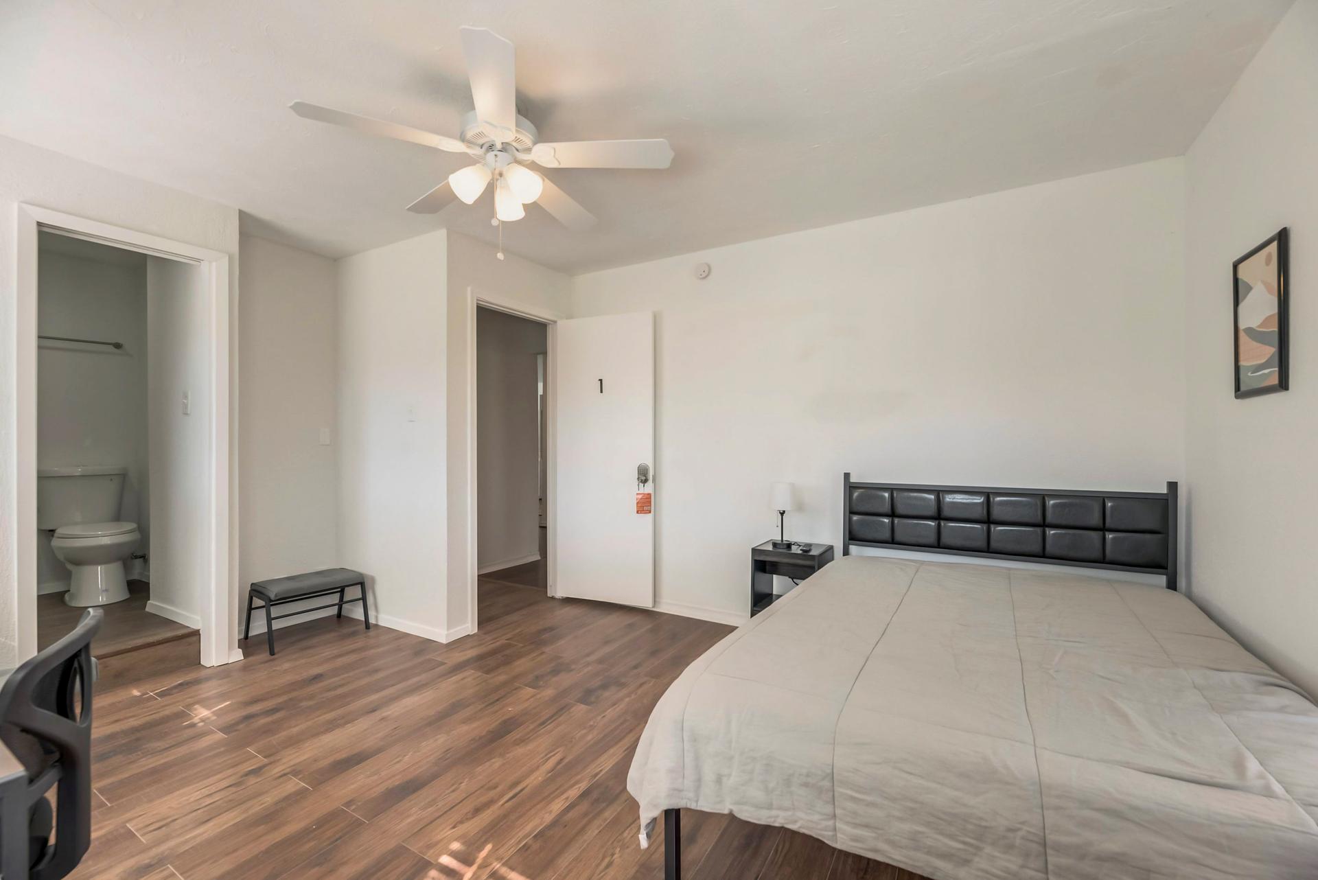 bedroom, detected:ceiling fan, bed
