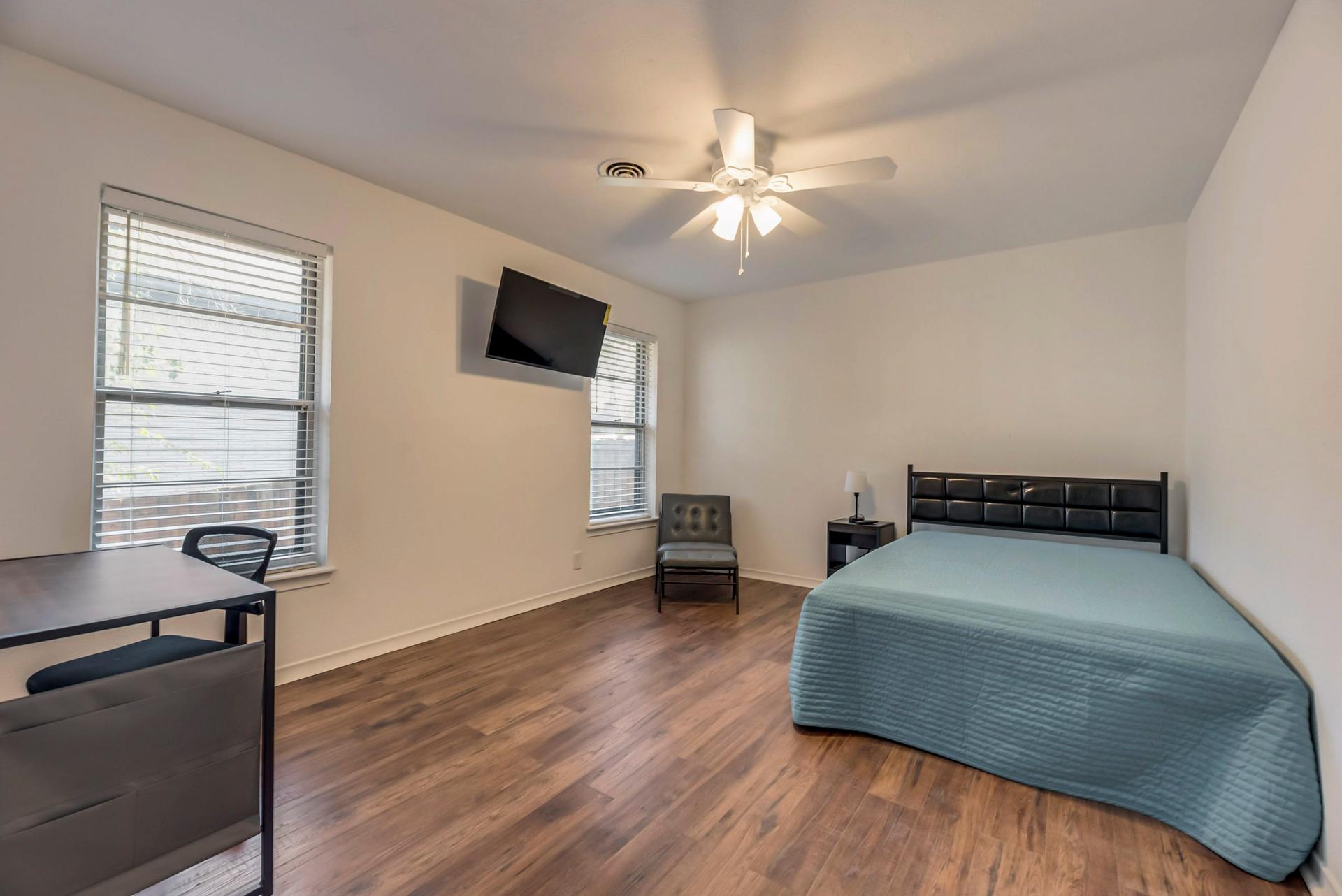 bedroom, detected:ceiling fan, window blind, bed