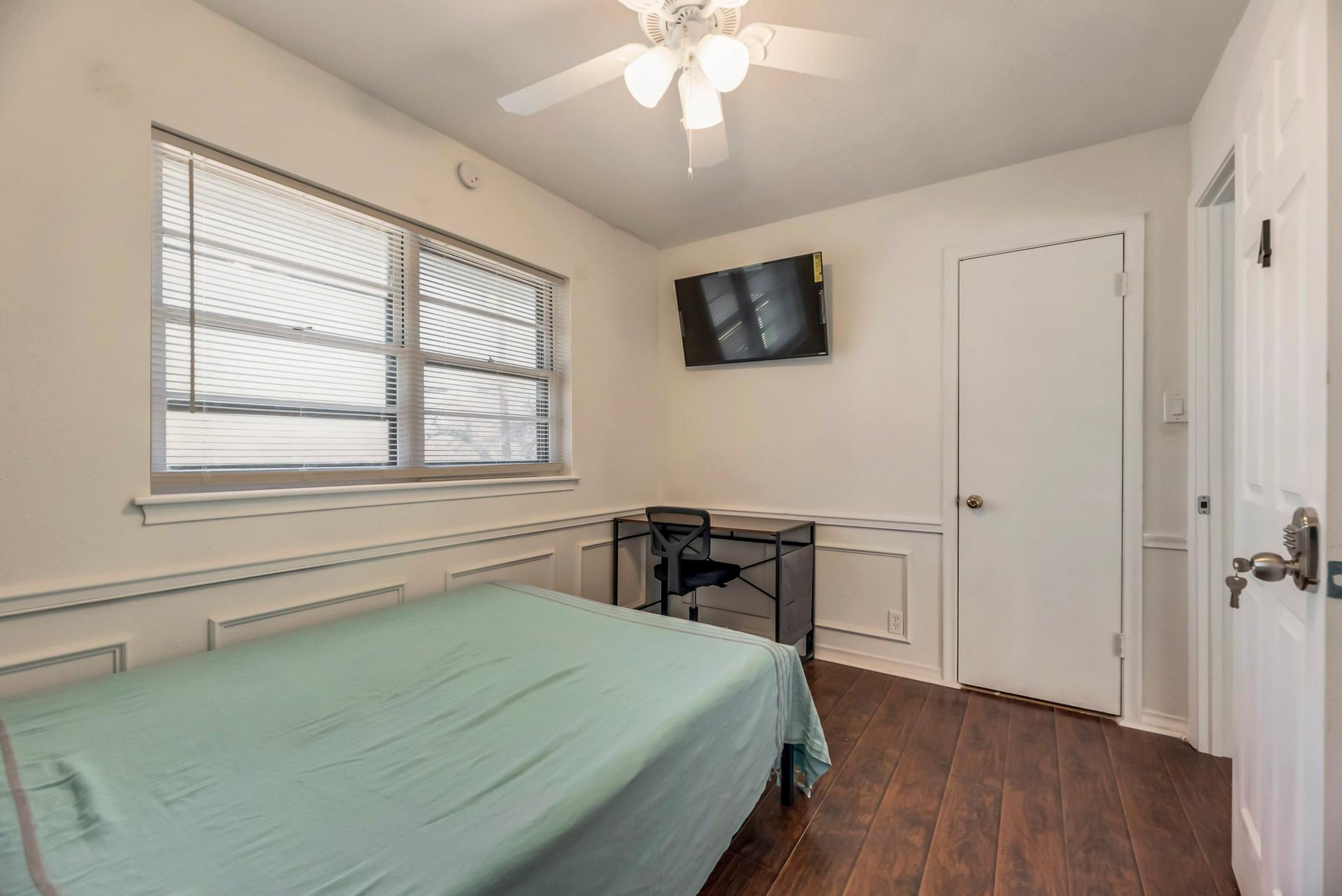 bedroom, detected:ceiling fan, window blind, bed