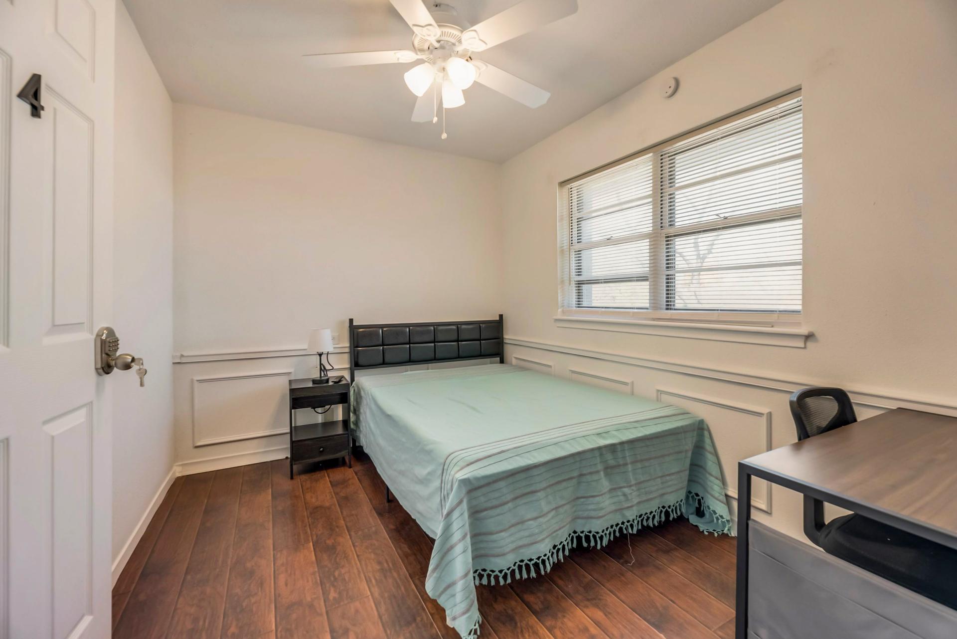 bedroom, detected:ceiling fan, window blind, bed