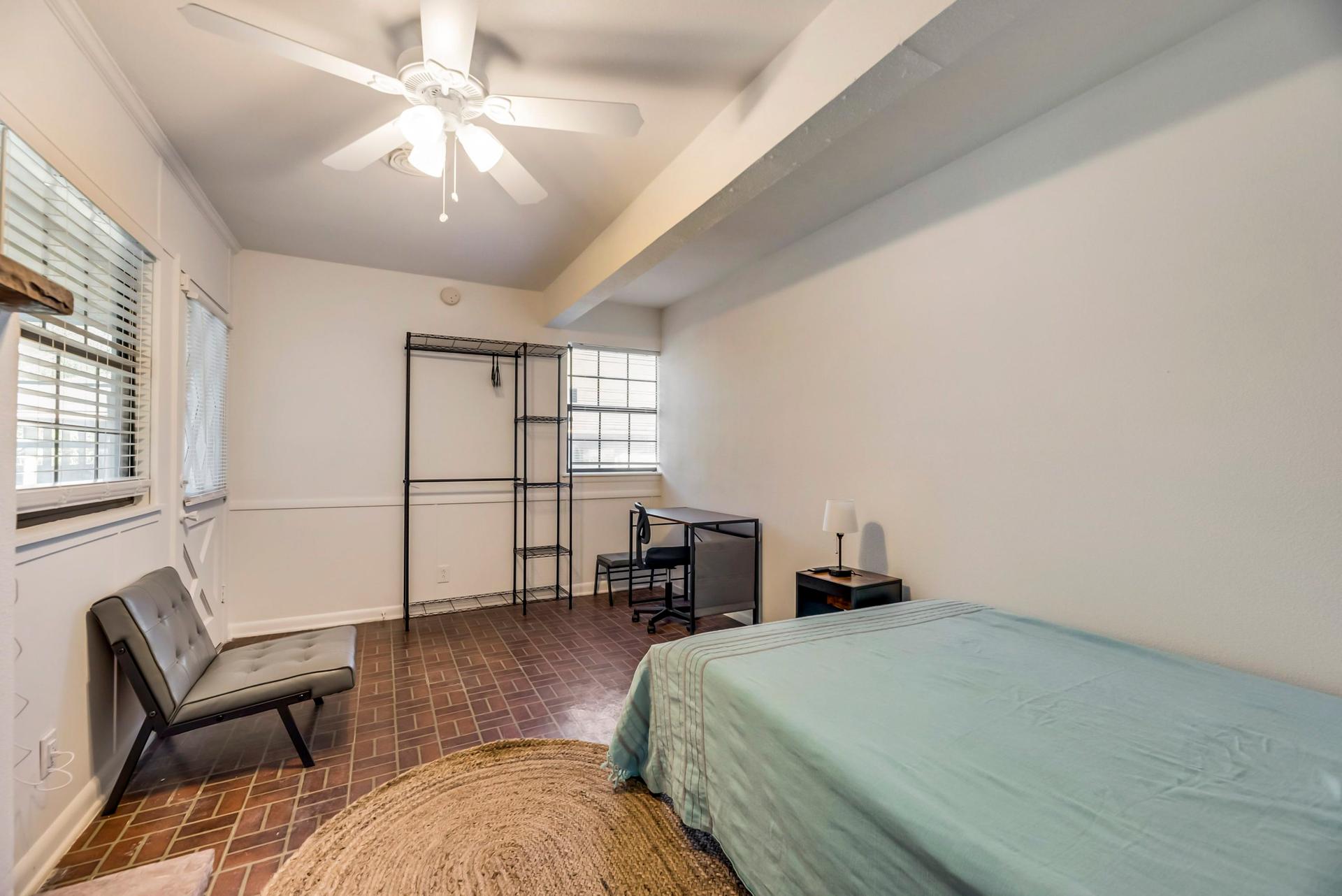 bedroom, detected:ceiling fan, window blind, bed