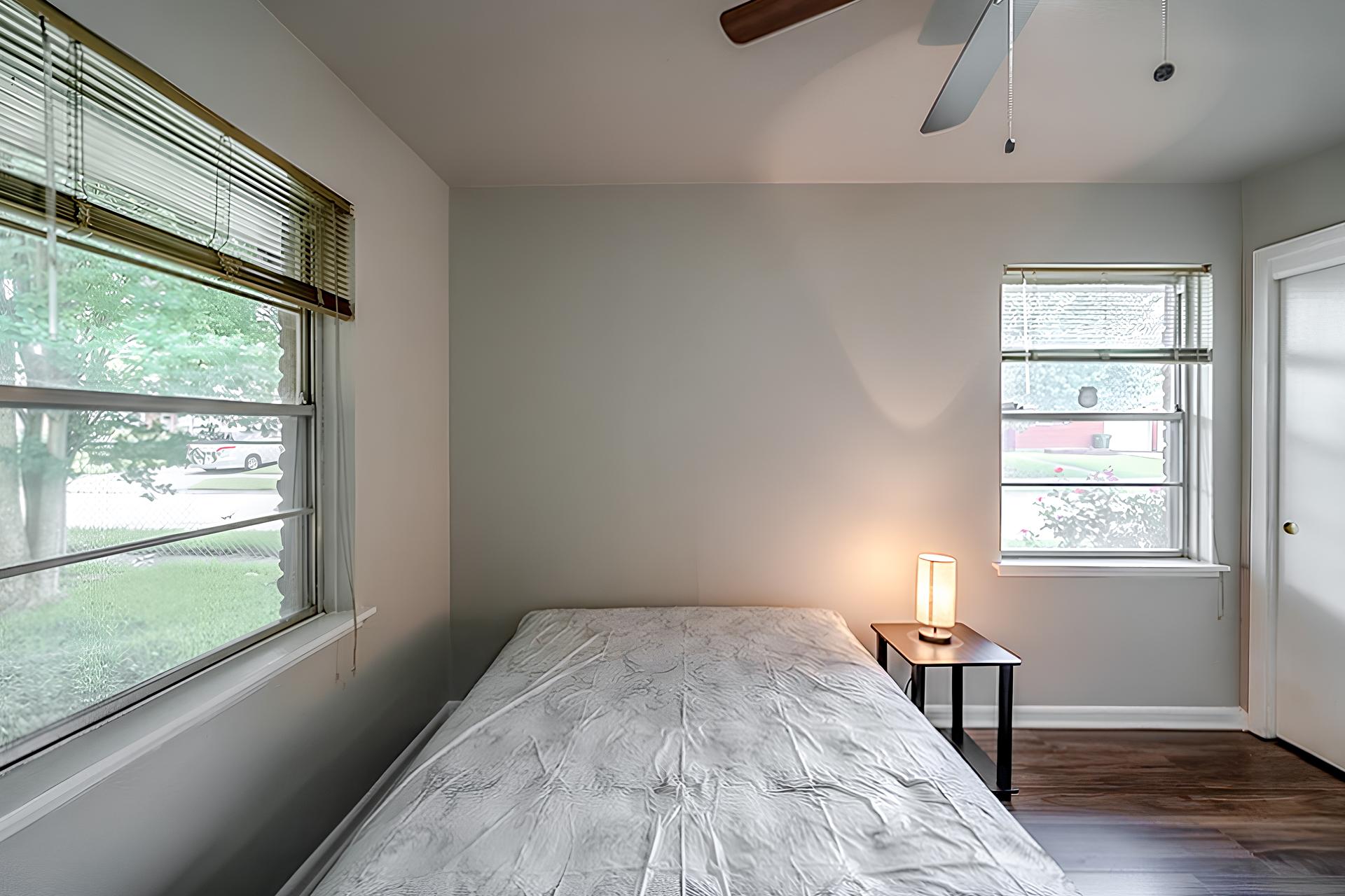 bedroom, detected: ceiling fan, hardwood, window blind, bed