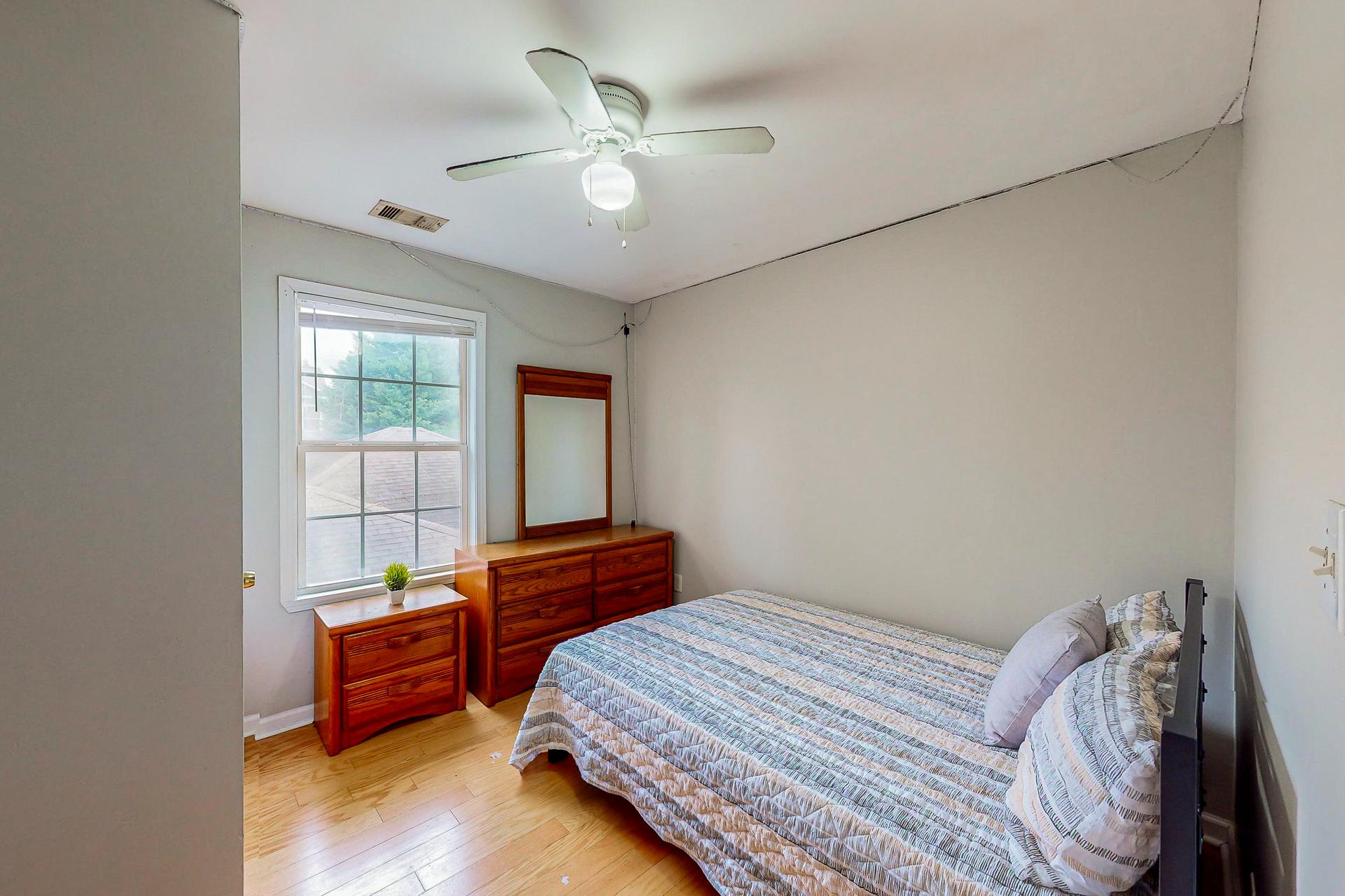 bedroom, detected:ceiling fan, bed, window blind