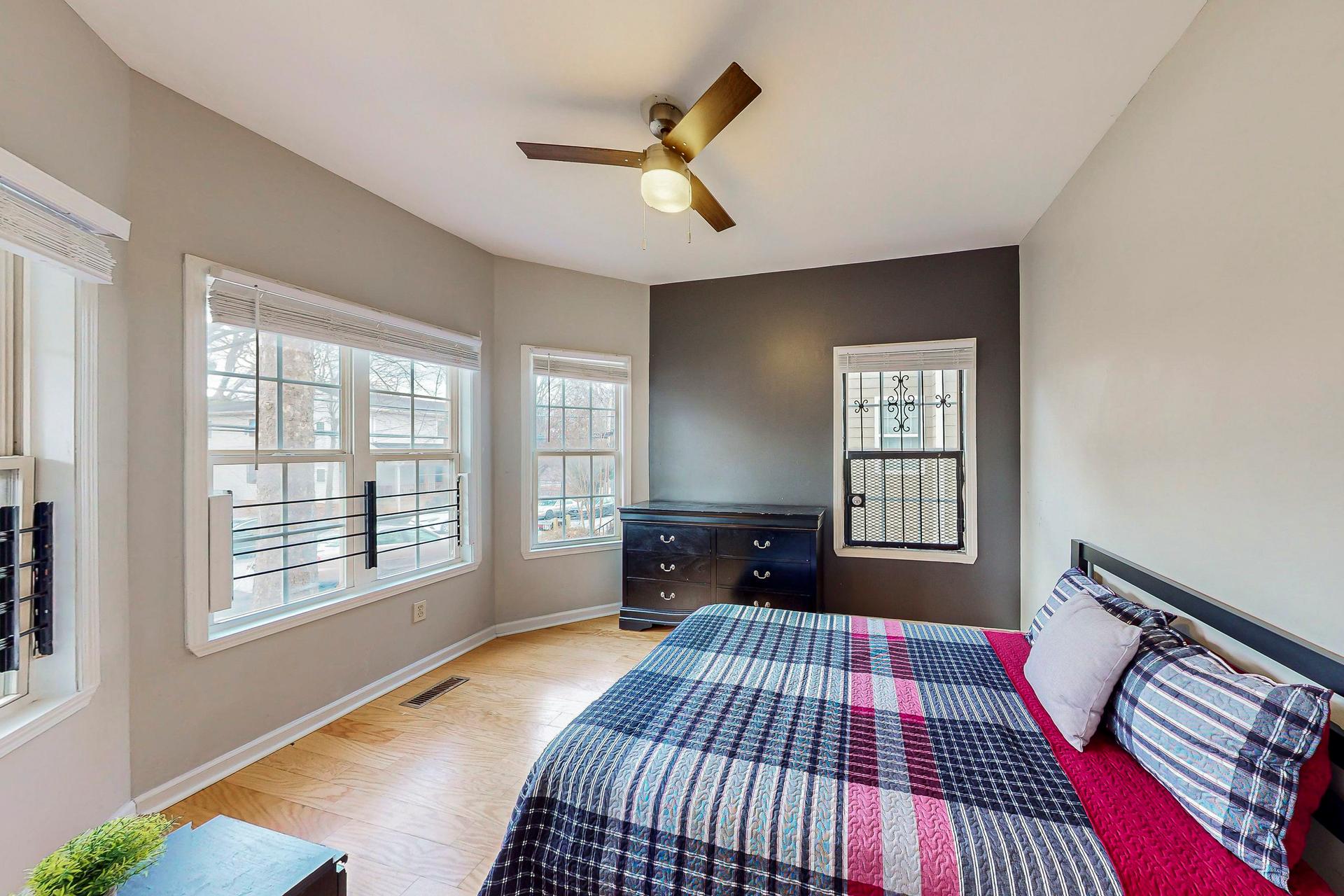 bedroom, detected:window blind, ceiling fan, bed