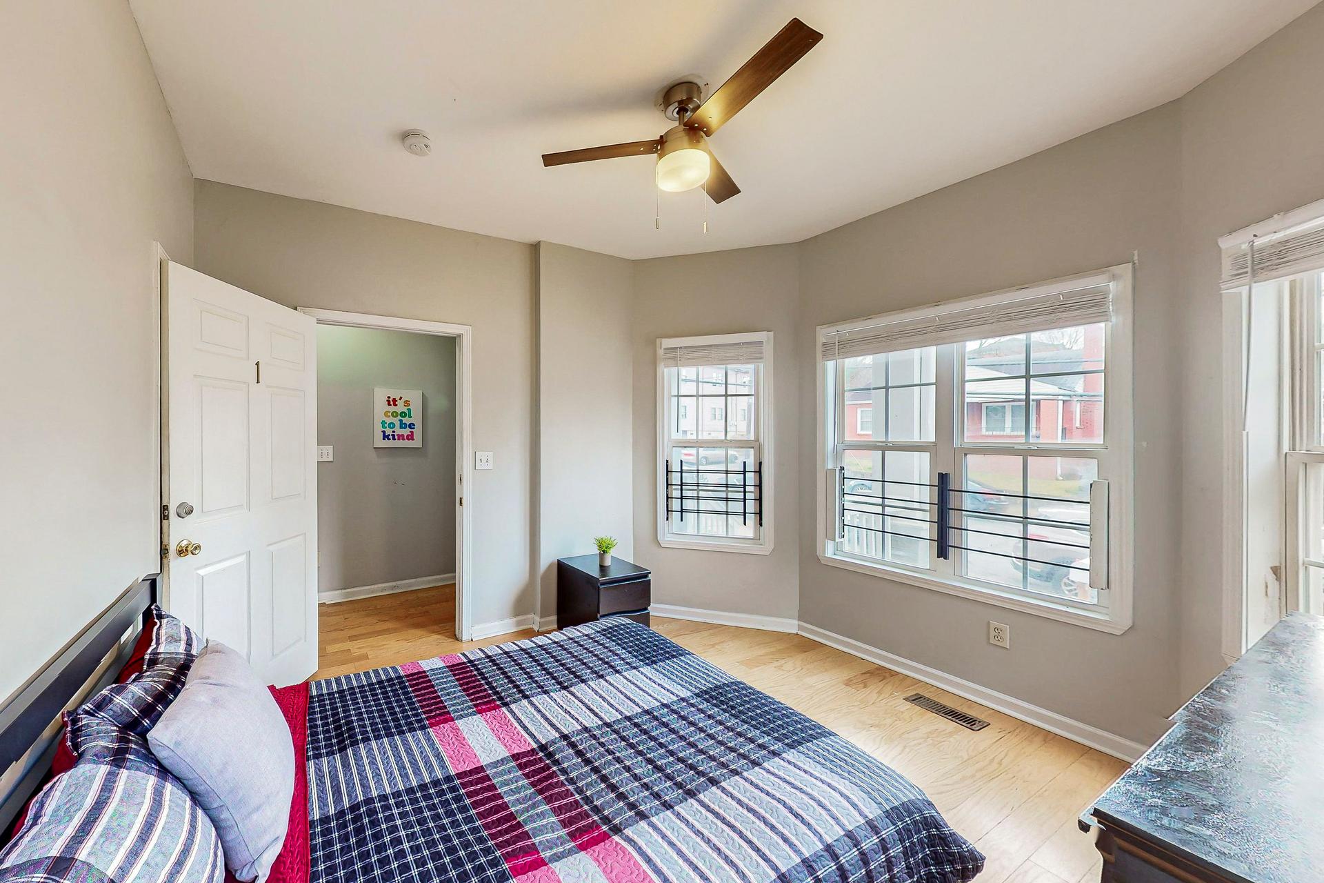 bedroom, detected:ceiling fan, window blind, bed