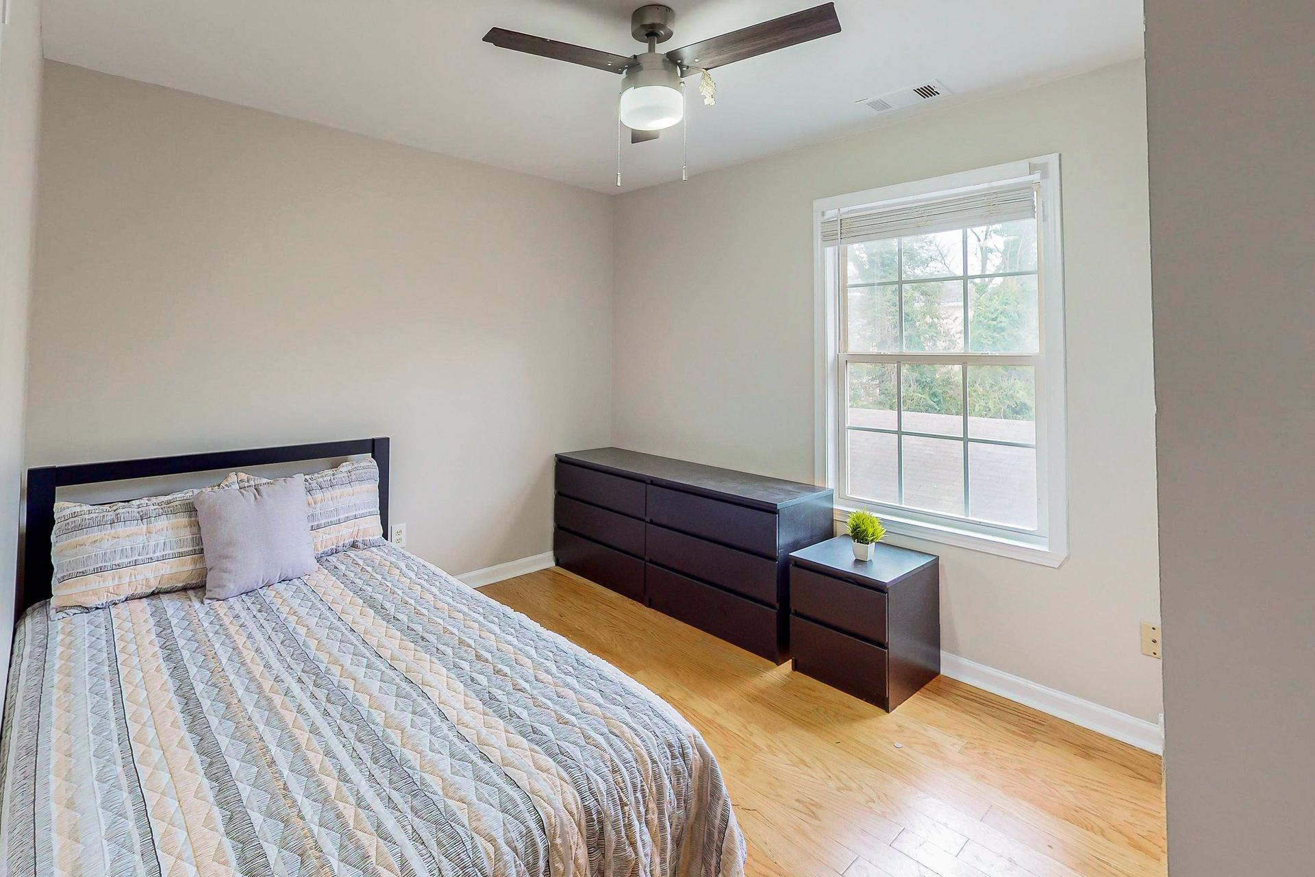 bedroom, detected:ceiling fan, bed, window blind