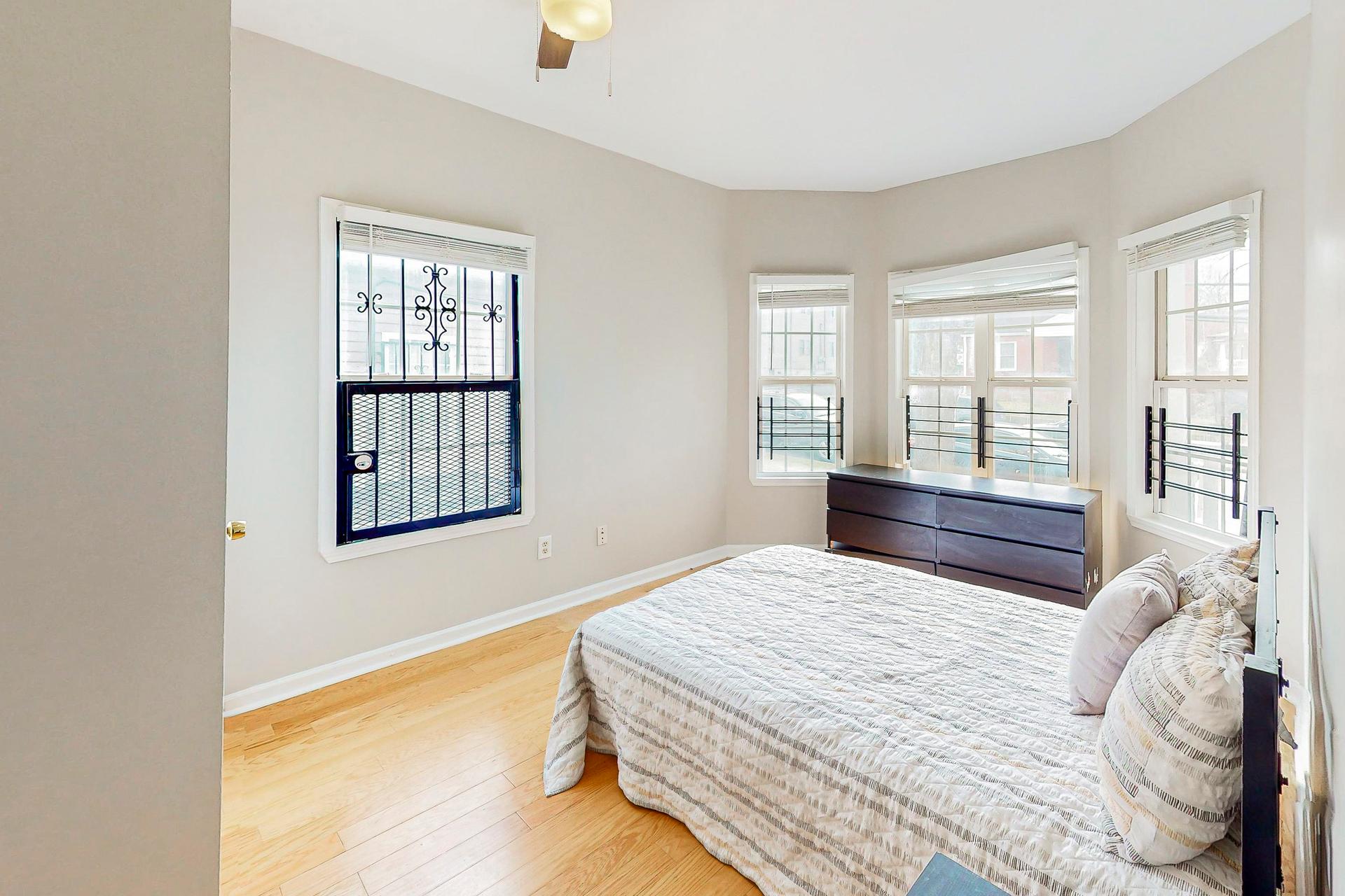 bedroom, detected:window blind, bed