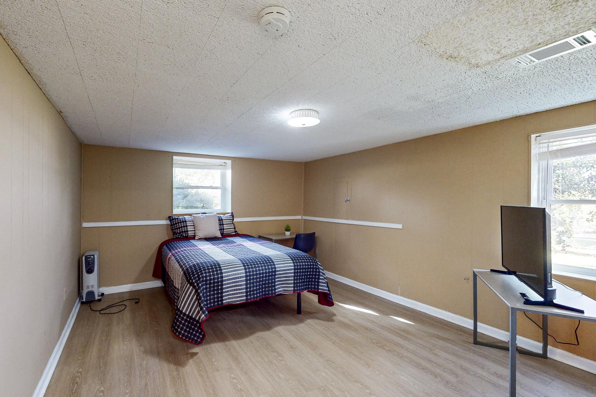 bedroom, detected:window blind, bed