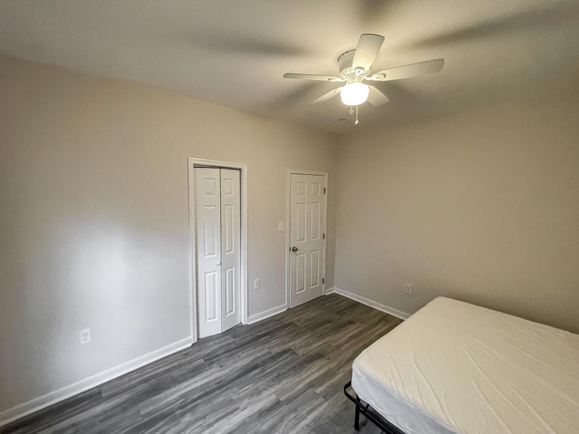 bedroom, detected: ceiling fan, hardwood, window blind, bed