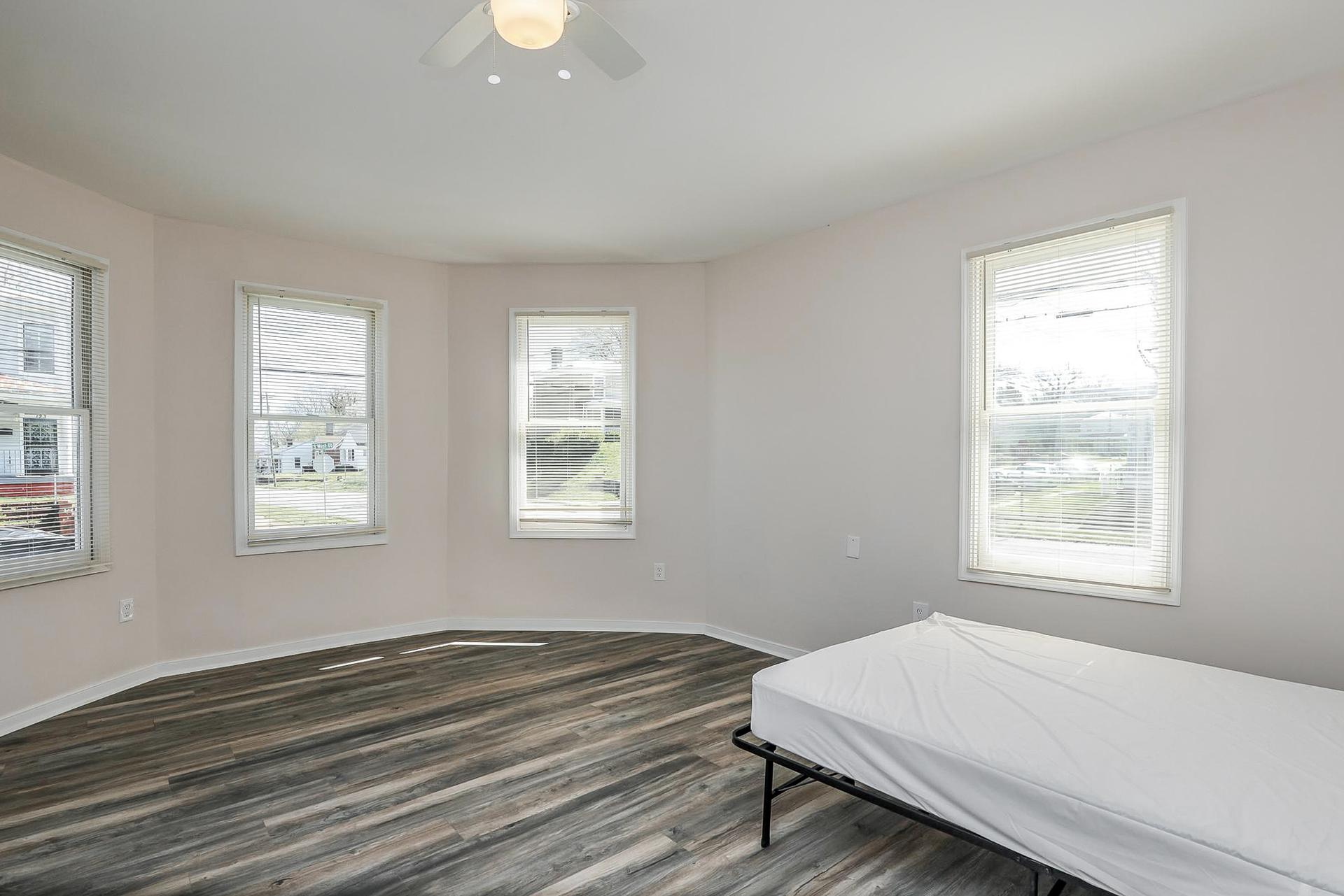 bedroom, detected: hardwood, bed