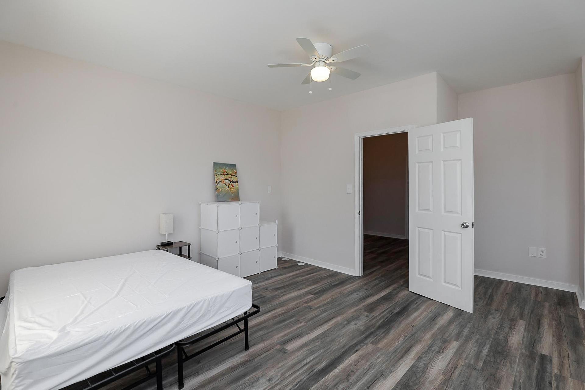 bedroom, detected: ceiling fan, hardwood, window blind, bed