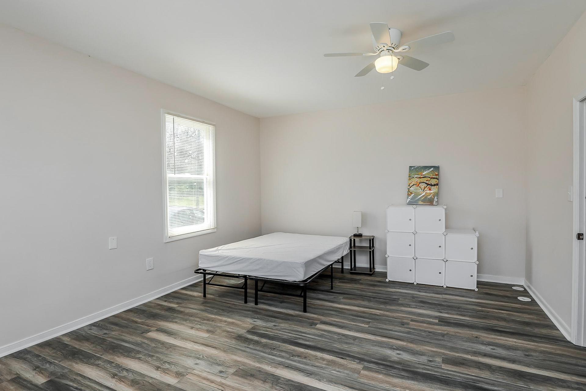 bedroom, detected: ceiling fan, hardwood, window blind, bed