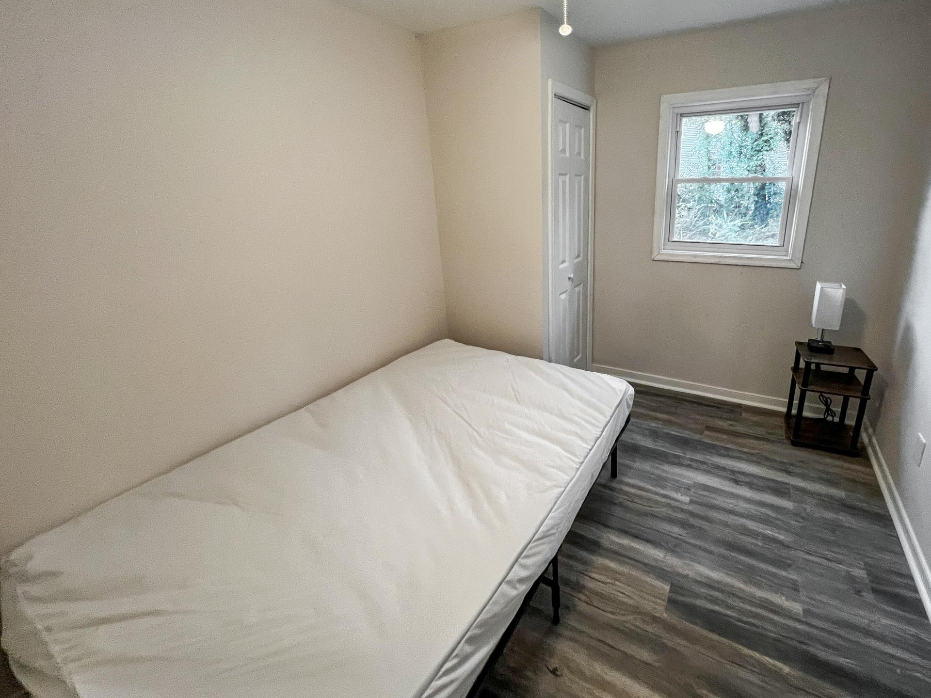 bedroom, detected: hardwood, bed