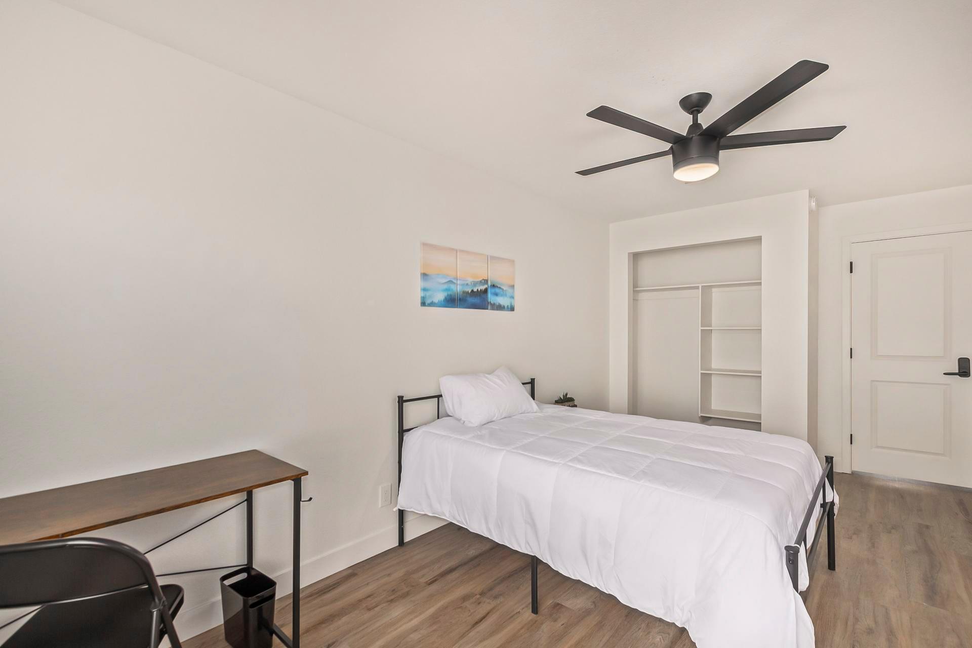 bedroom, detected:ceiling fan, bed