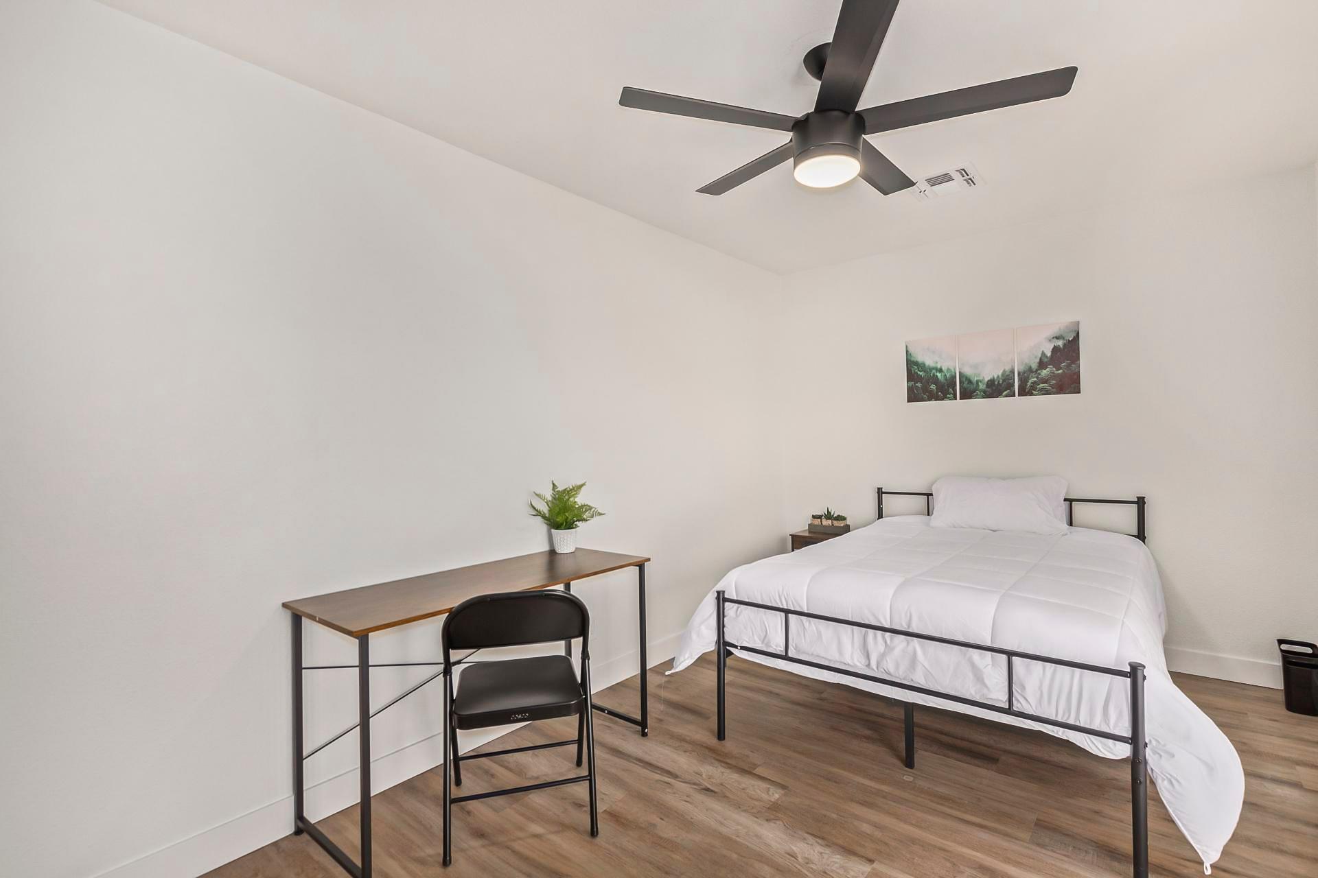 bedroom, detected:ceiling fan, bed