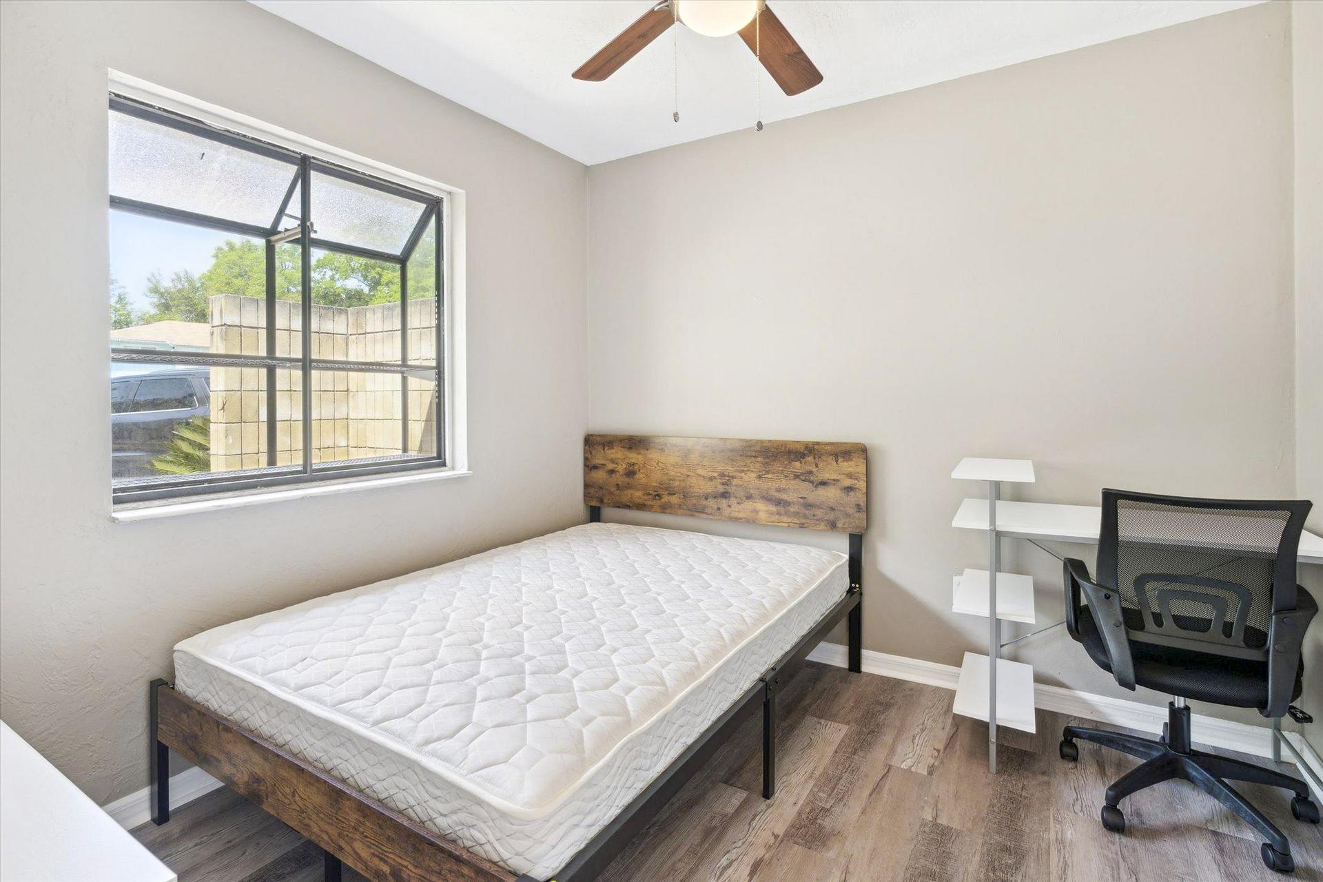 bedroom, detected:ceiling fan, window blind, bed
