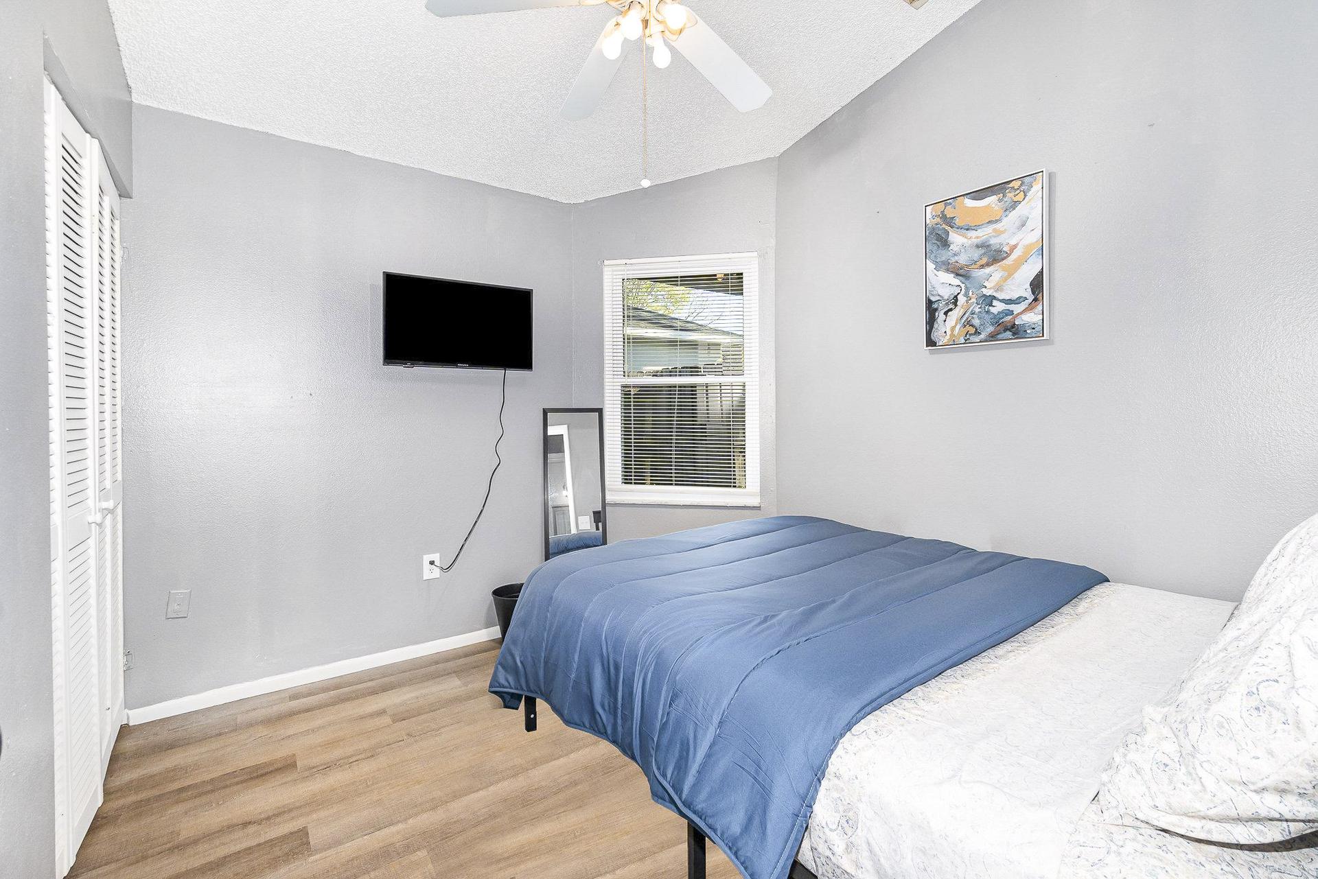 bedroom, detected:ceiling fan, window blind, bed