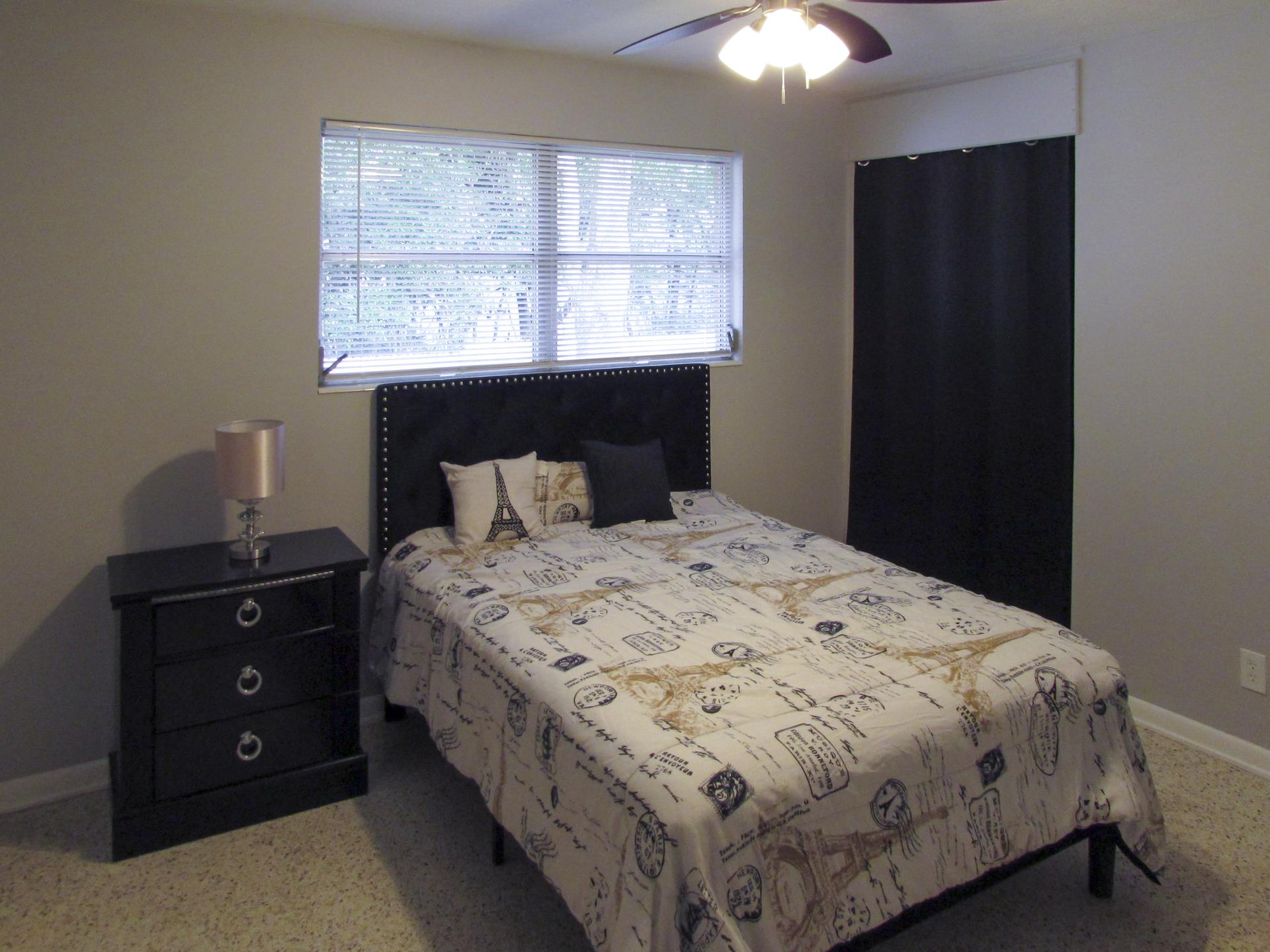 bedroom, detected:ceiling fan, window blind, bed