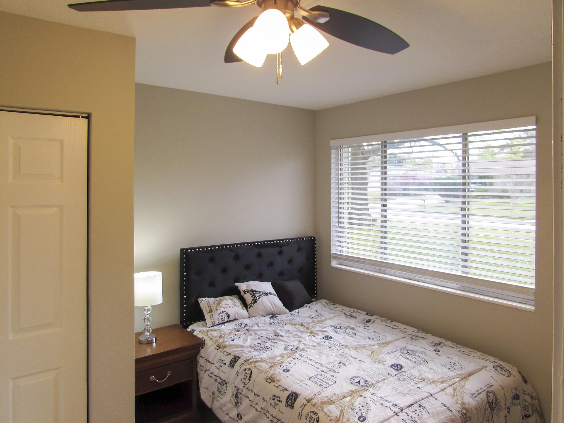 bedroom, detected:window blind, ceiling fan, bed