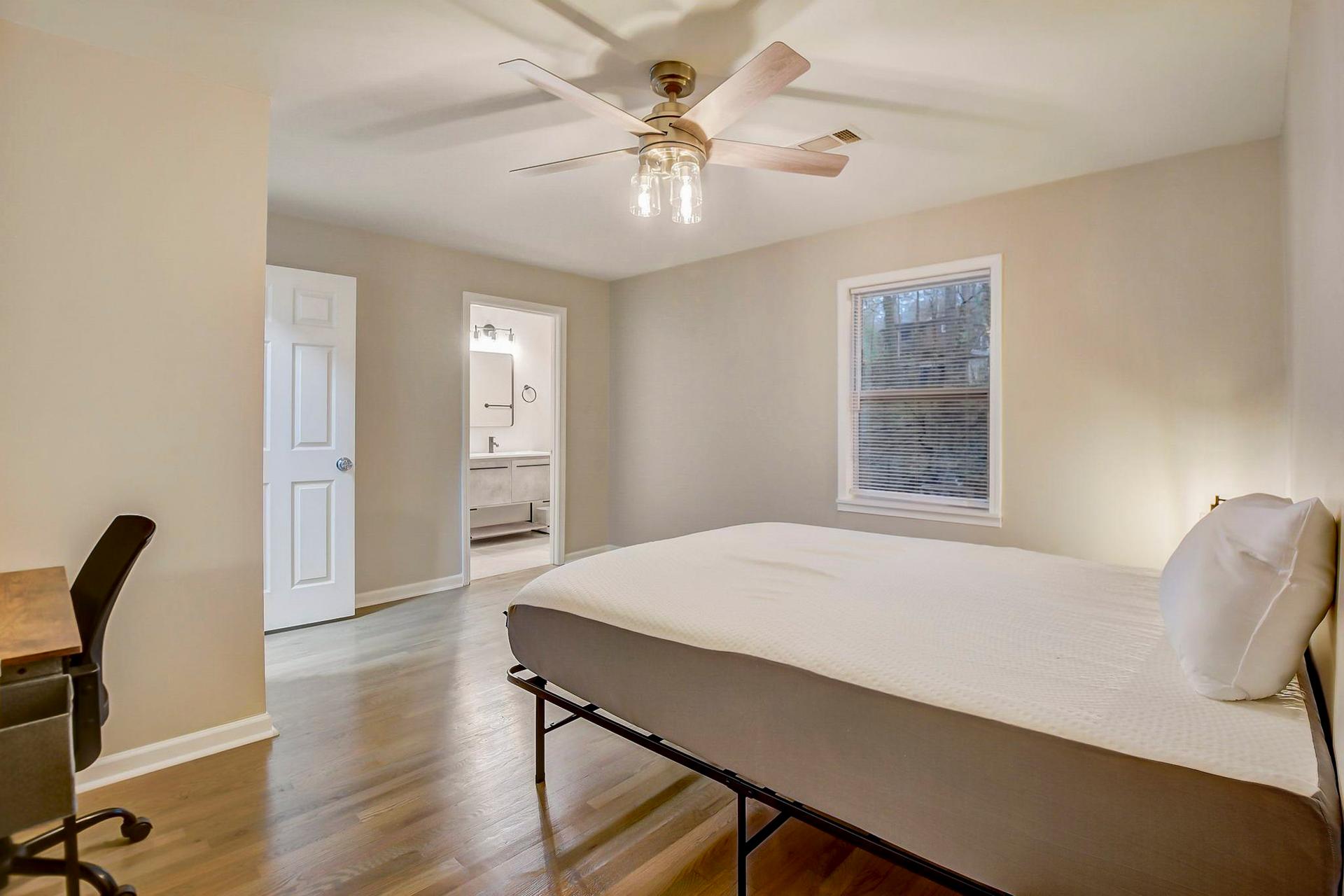 bedroom, detected:ceiling fan, window blind, bed