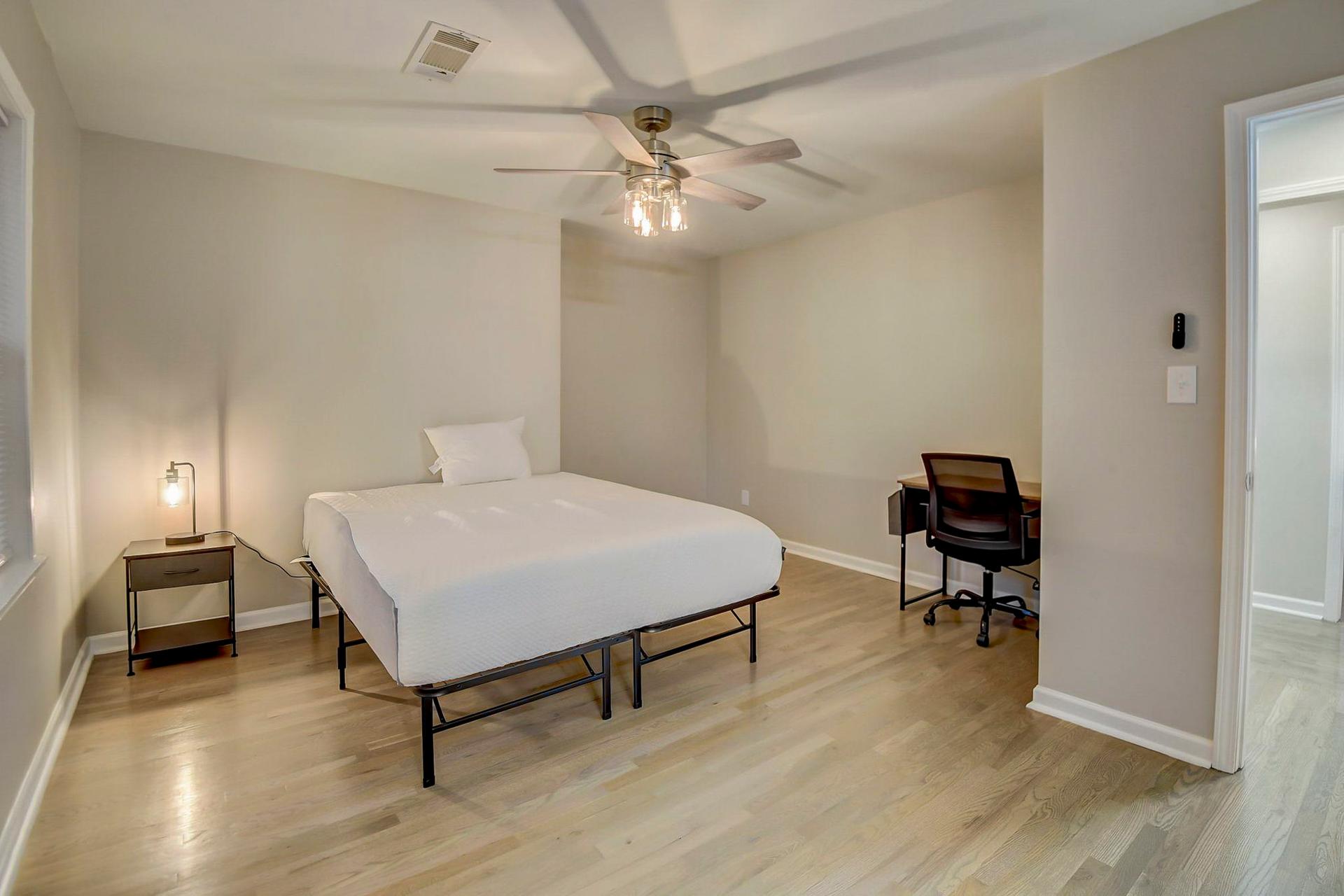 bedroom, detected:ceiling fan, bed, window blind