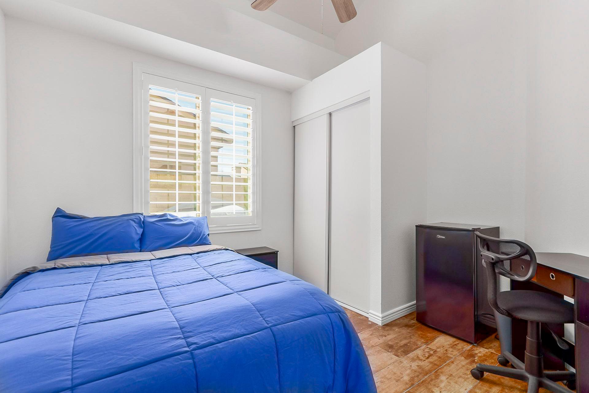 bedroom, detected:ceiling fan, window blind, bed