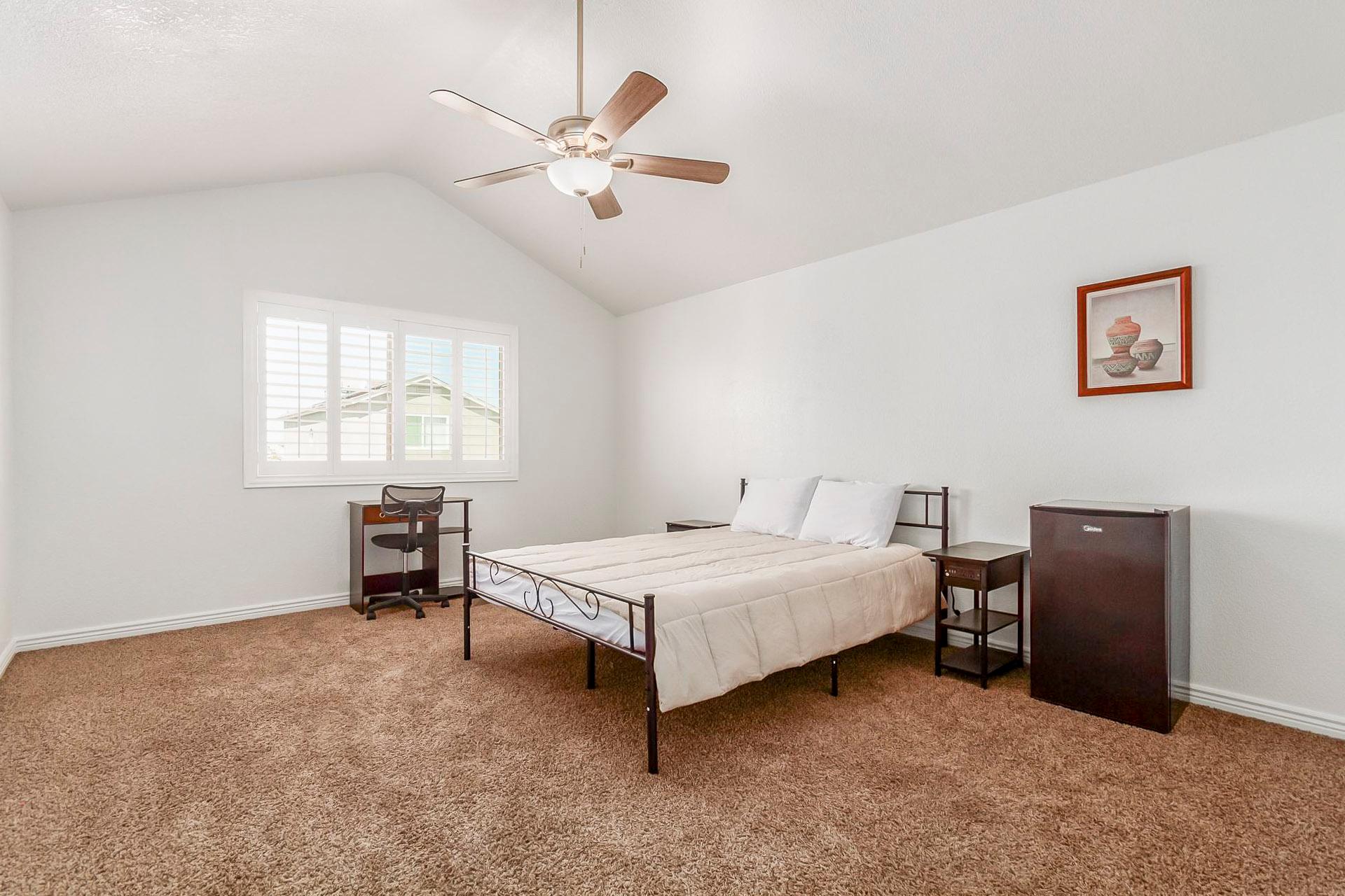 bedroom, detected:ceiling fan, window blind, bed