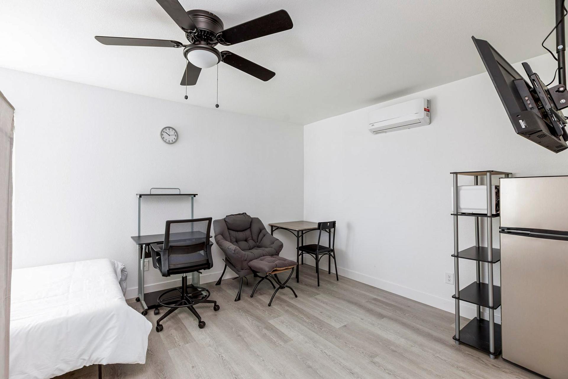 living_room, detected:ceiling fan