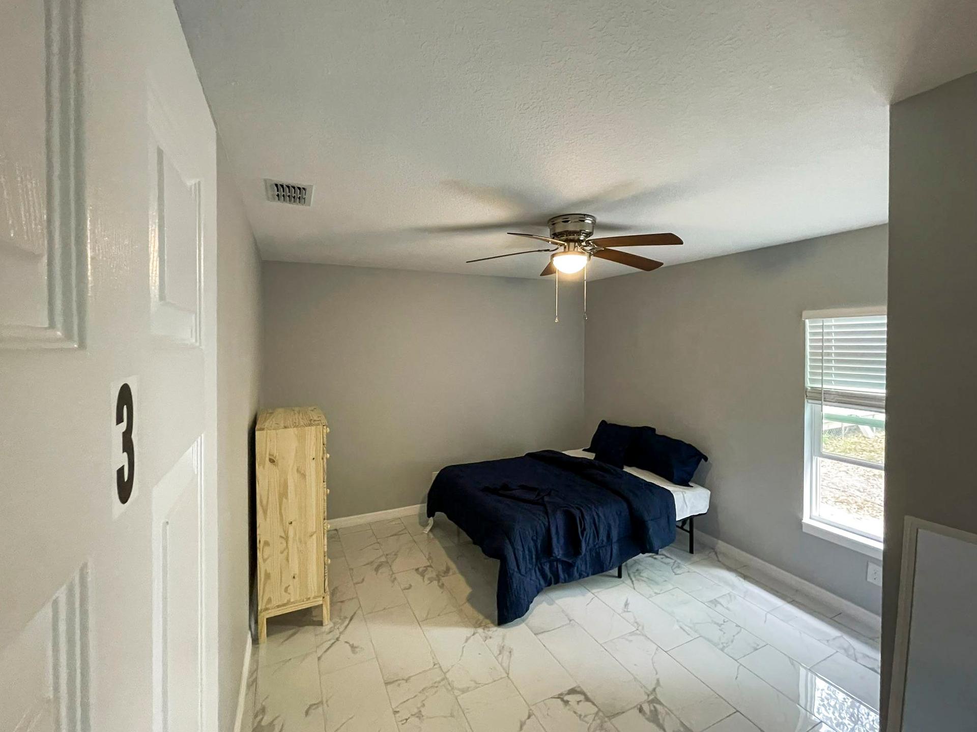 bedroom, detected:ceiling fan, window blind, bed