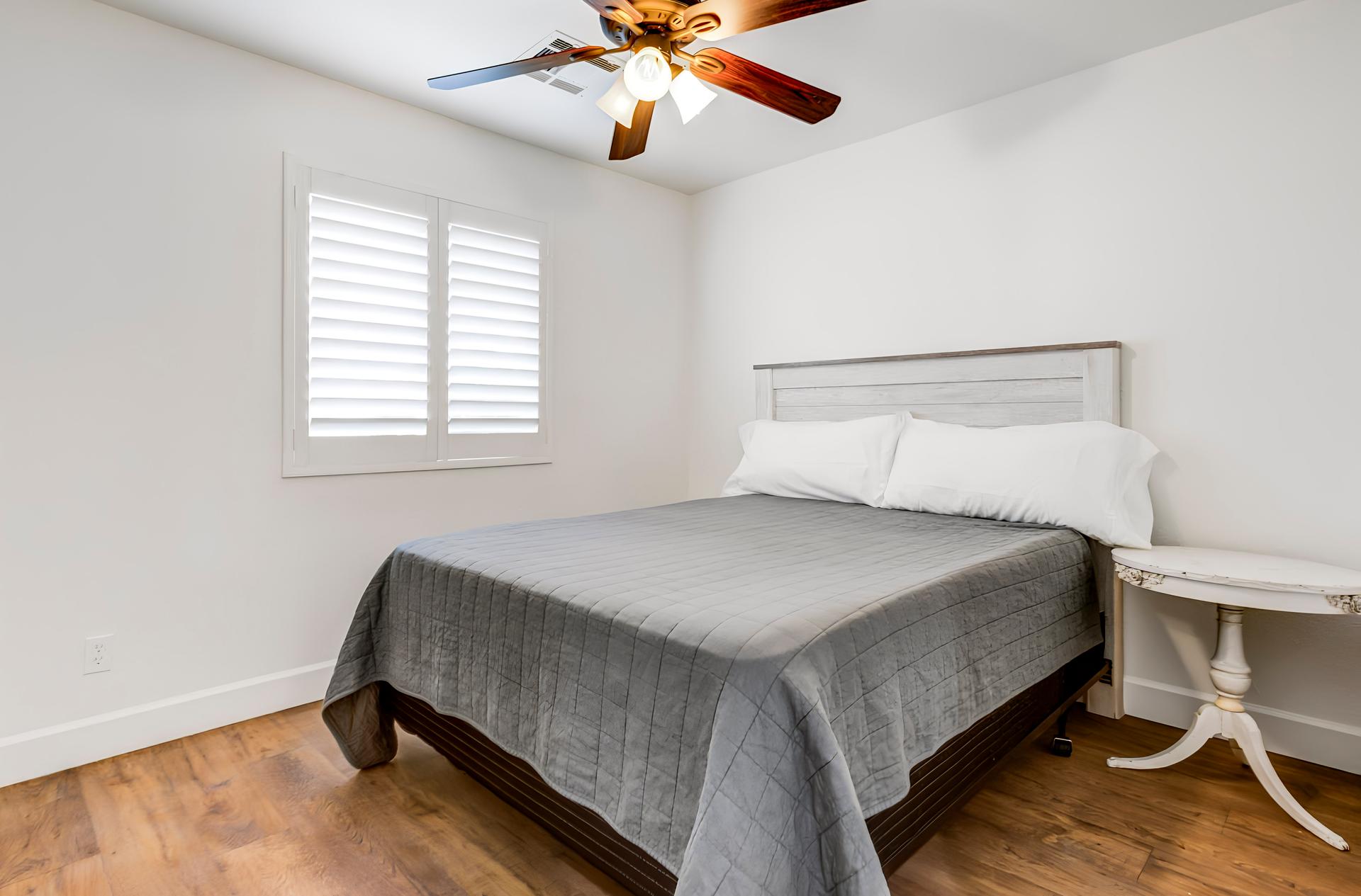 bedroom, detected:ceiling fan, window blind, bed