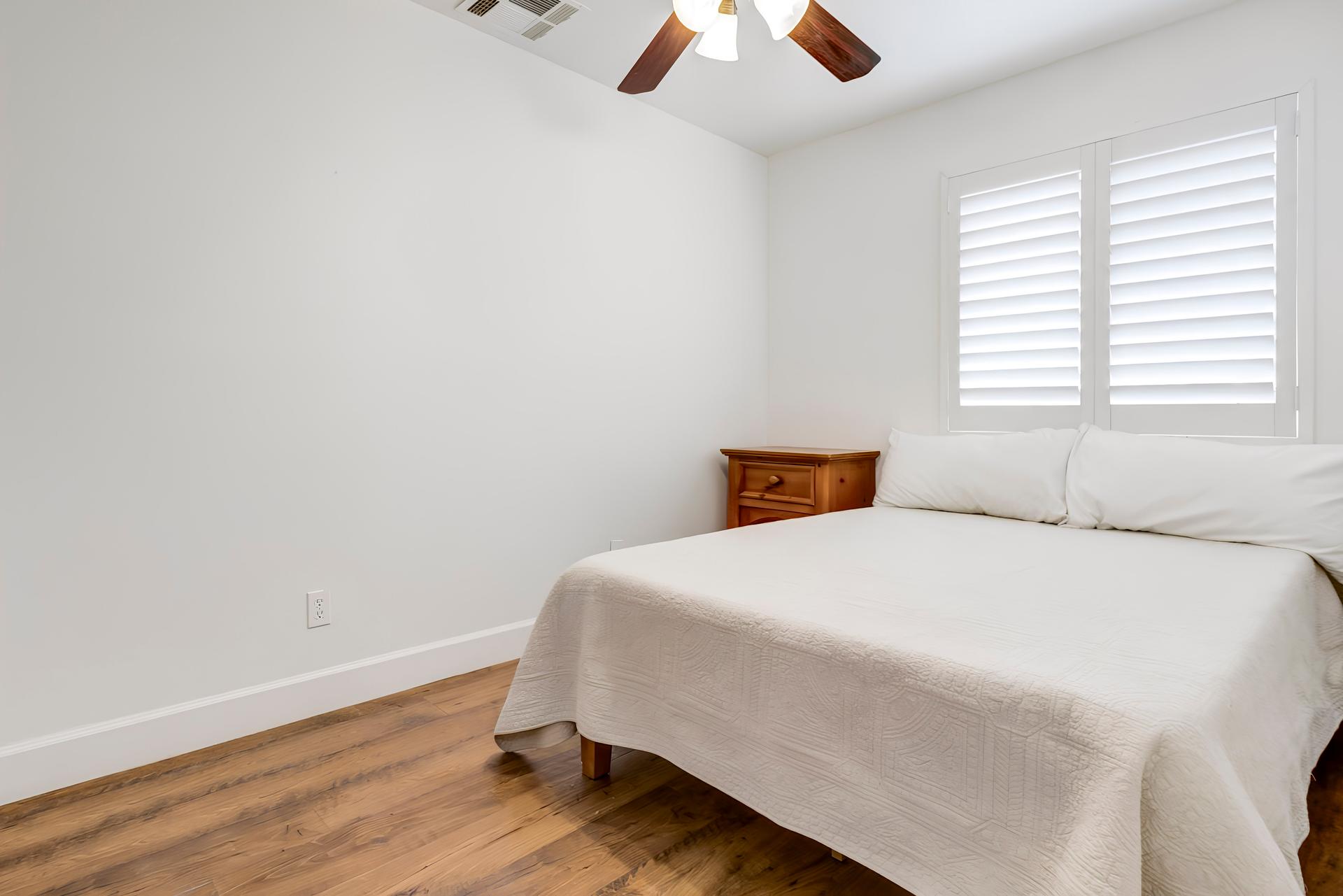 bedroom, detected:ceiling fan, window blind, bed
