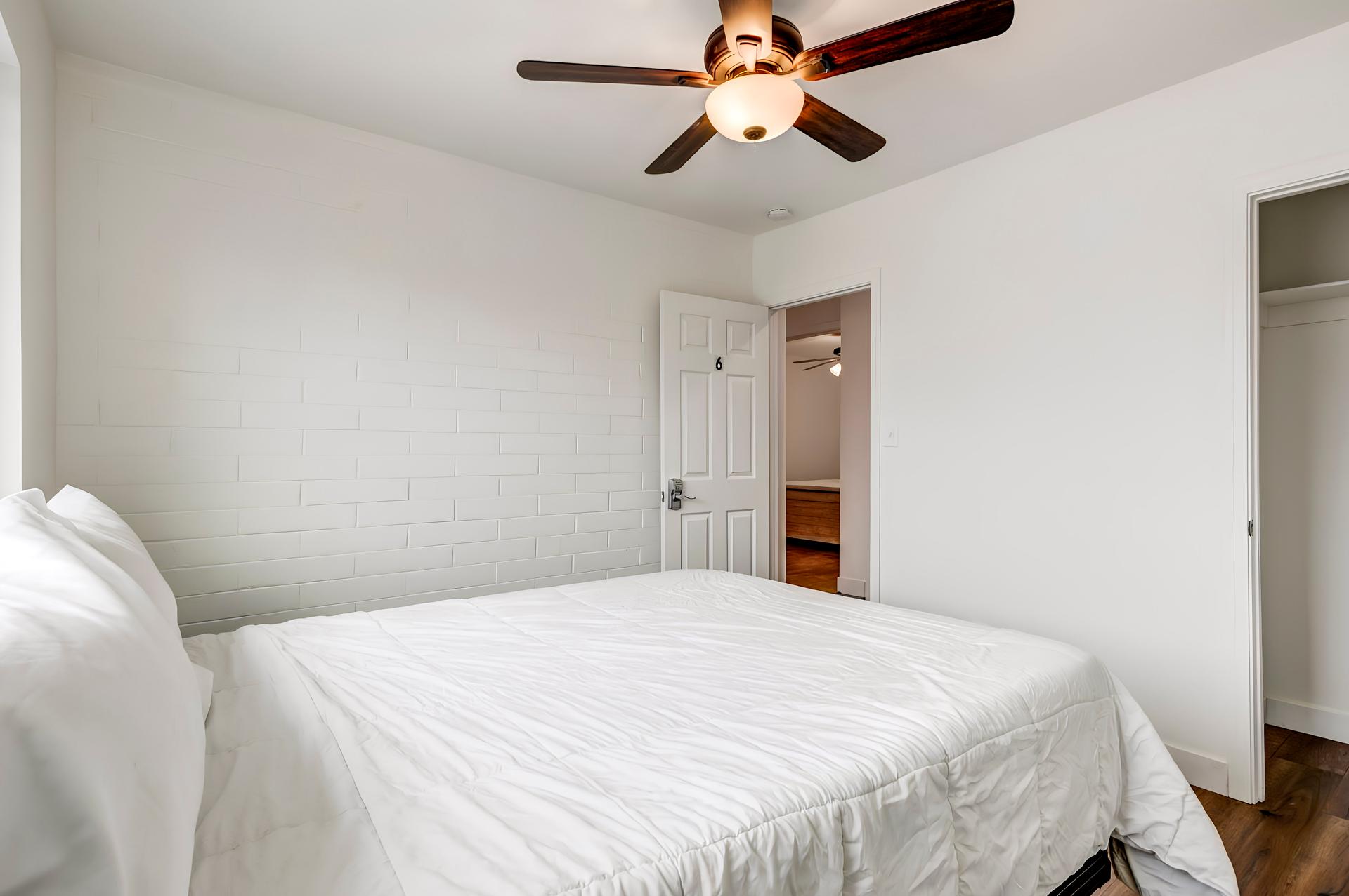 bedroom, detected:ceiling fan, bed, window blind