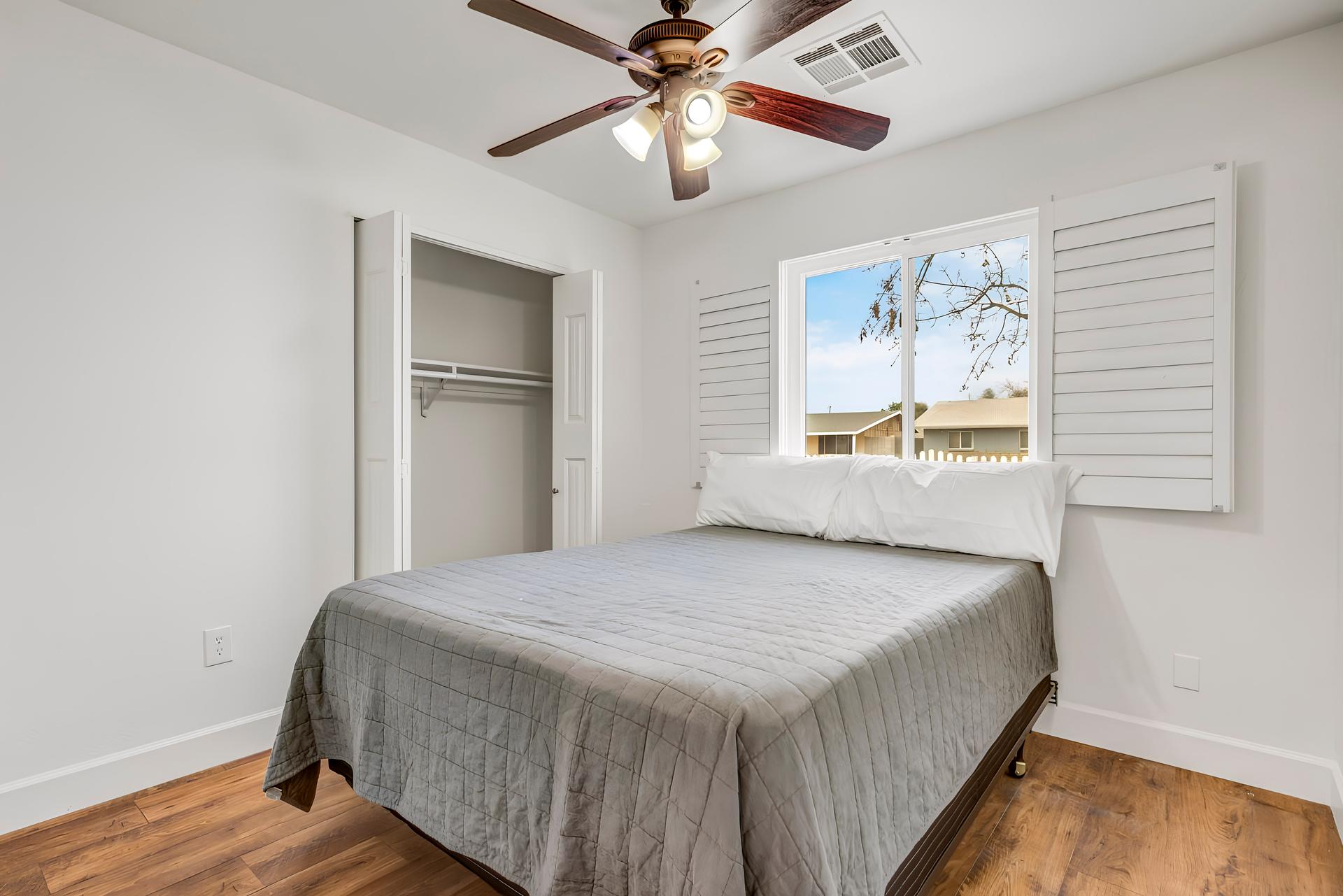 bedroom, detected:ceiling fan, window blind, bed