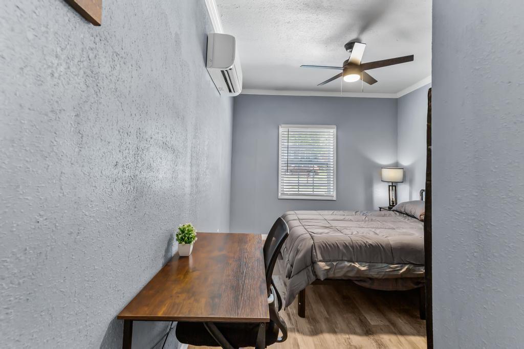 ⭐ Newlyrenovated ⭐ Orange Park home with dining area. Close To