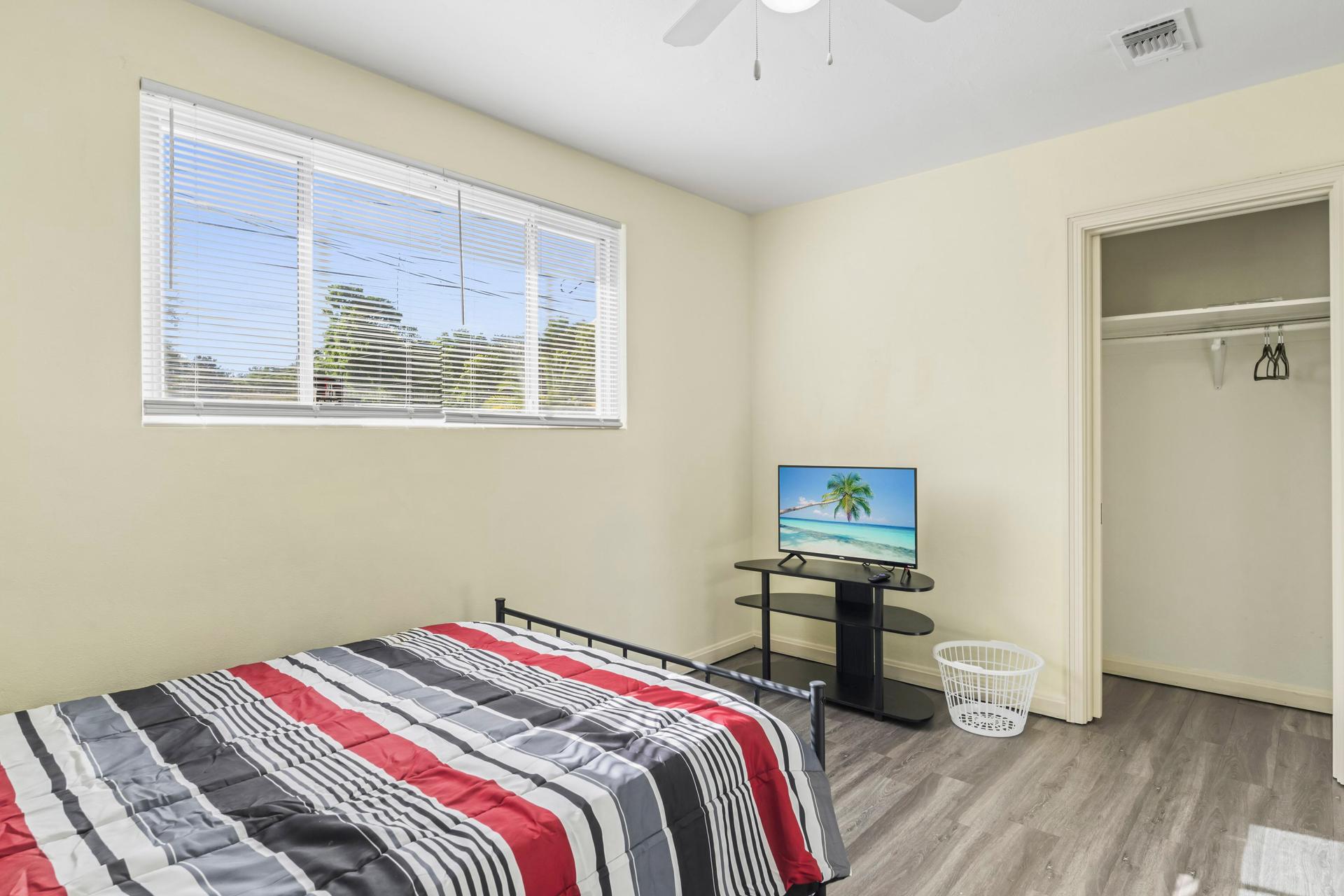 bedroom, detected:window blind, ceiling fan, bed