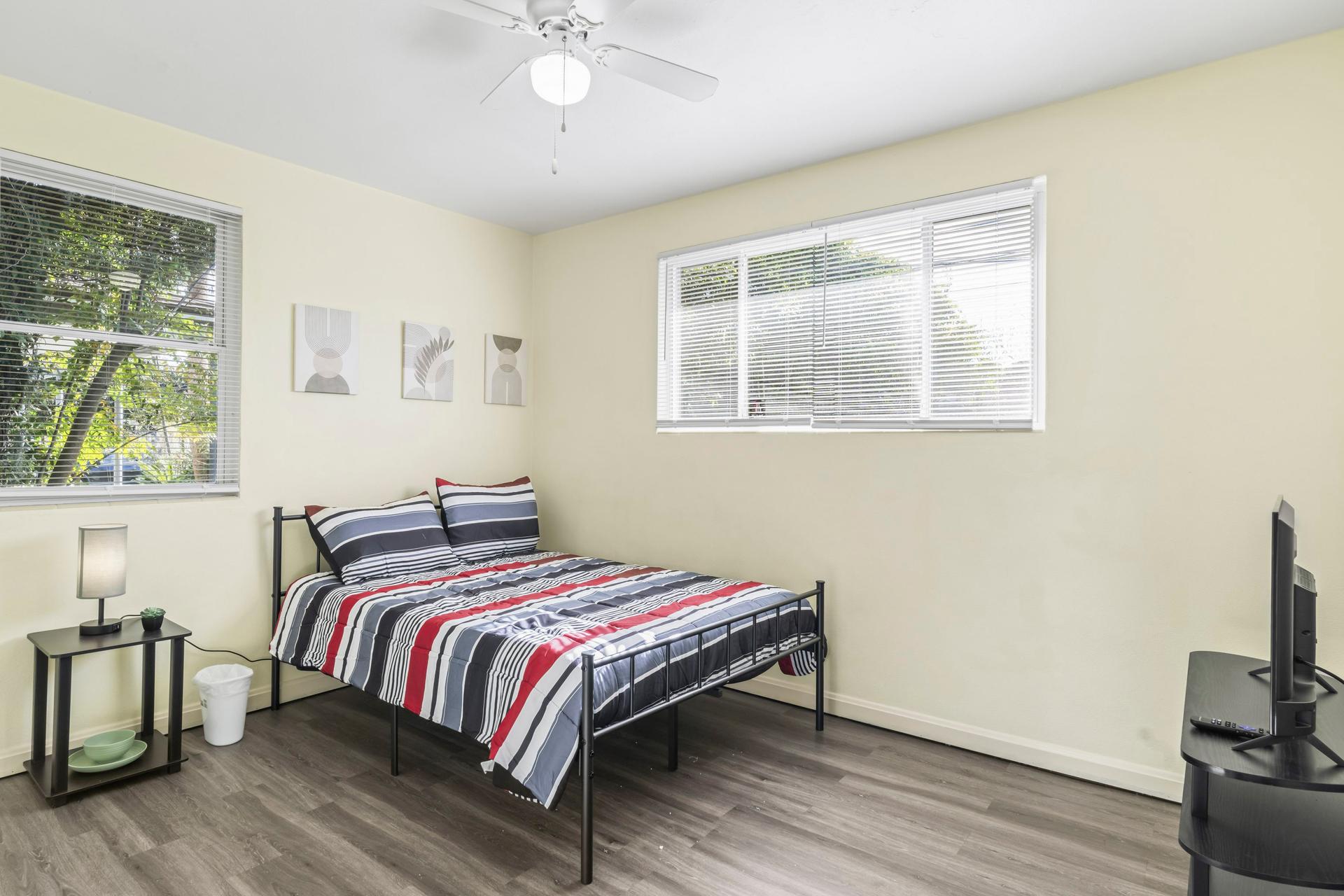 living_room, detected:window blind, ceiling fan