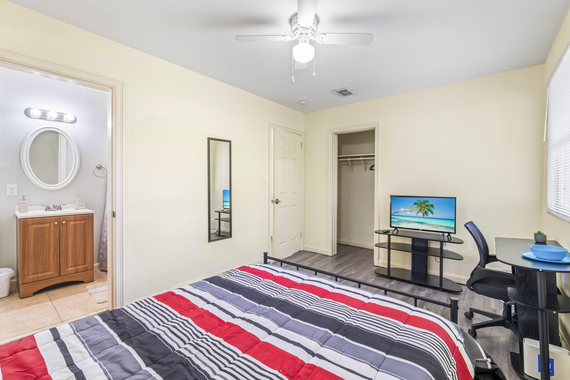 bedroom, detected:ceiling fan, bed, window blind