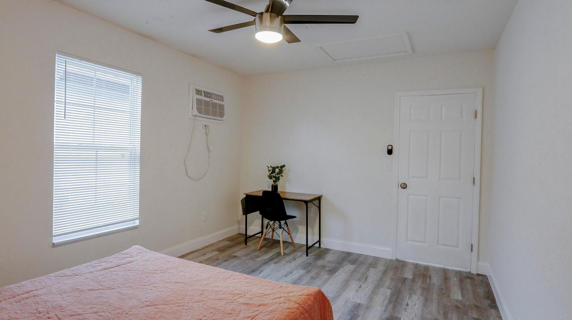 bedroom, detected:ceiling fan, window blind, bed
