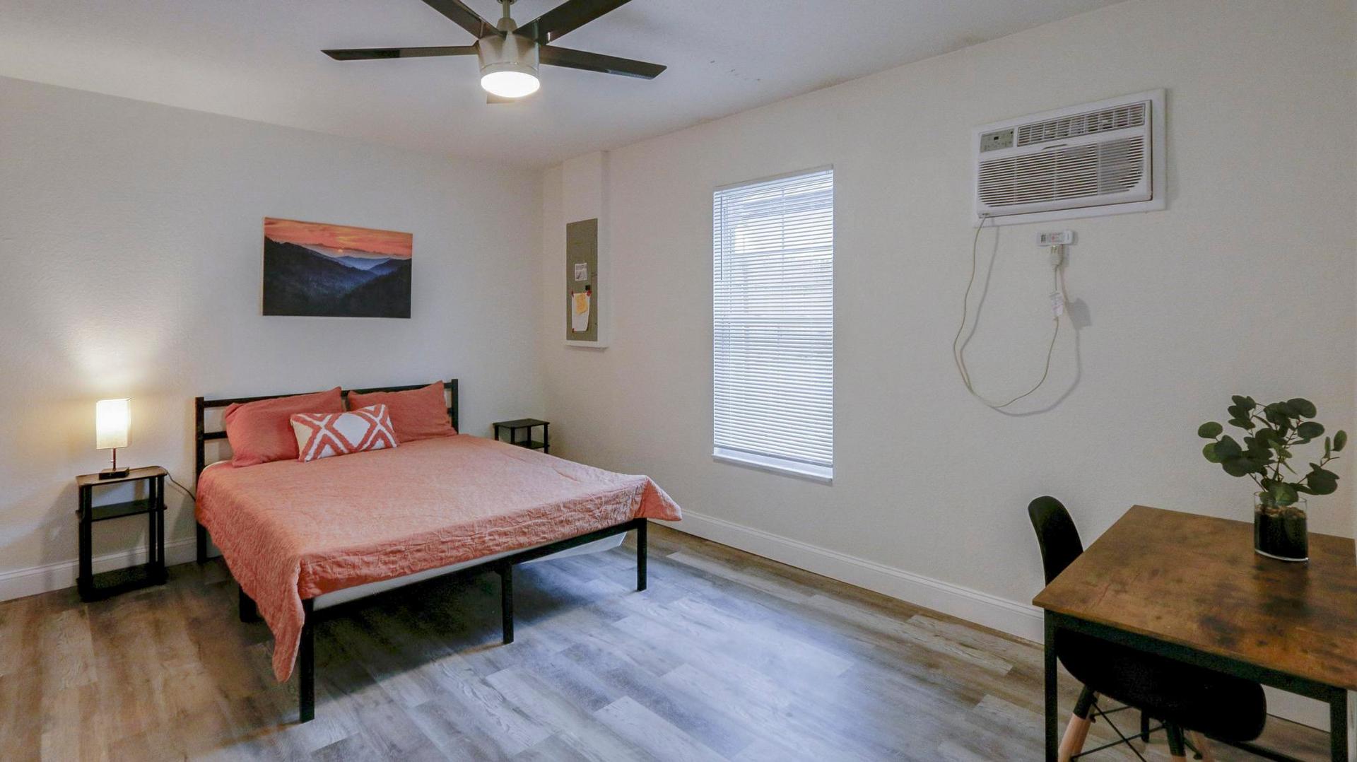 bedroom, detected:ceiling fan, window blind, bed
