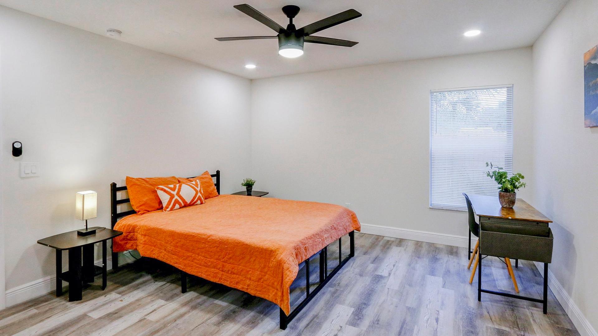bedroom, detected:ceiling fan, bed