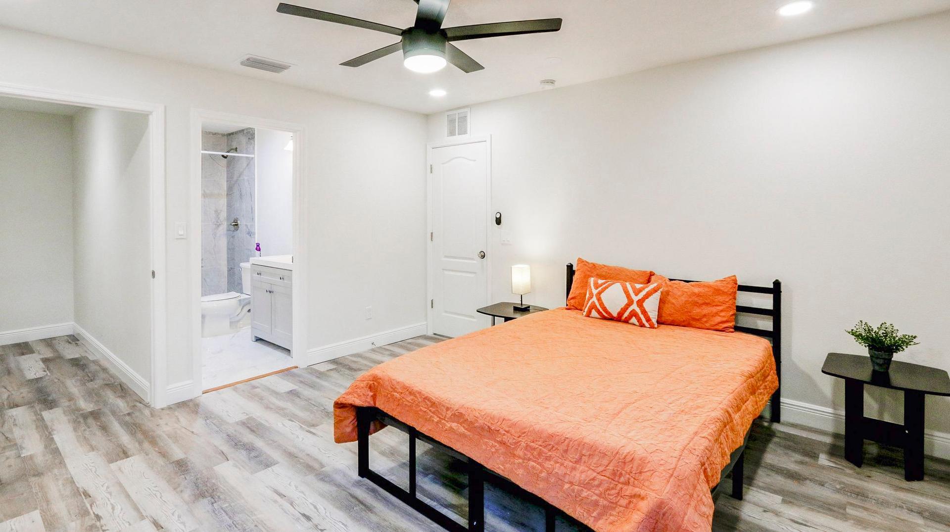 bedroom, detected:ceiling fan, bed