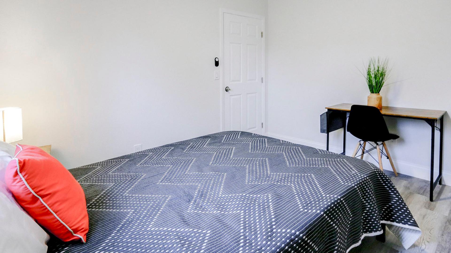 bedroom, detected:bed, carpet